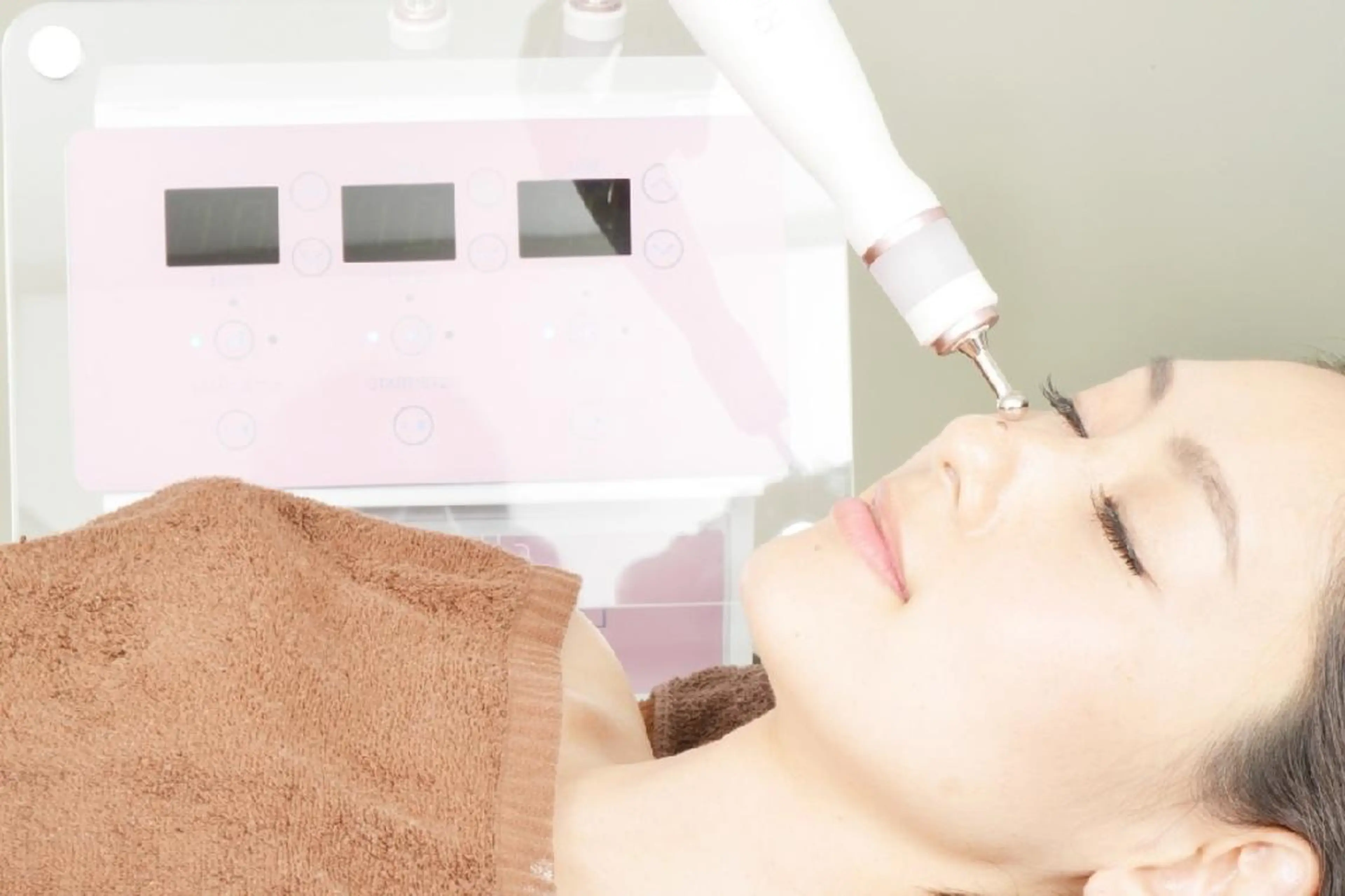 プラズマシャワー(骨髄上清液導入)×ナチュラル整形(小顔矯正)頭皮、ネック、デコルテ、背中★　お肌診断付き❗の写真