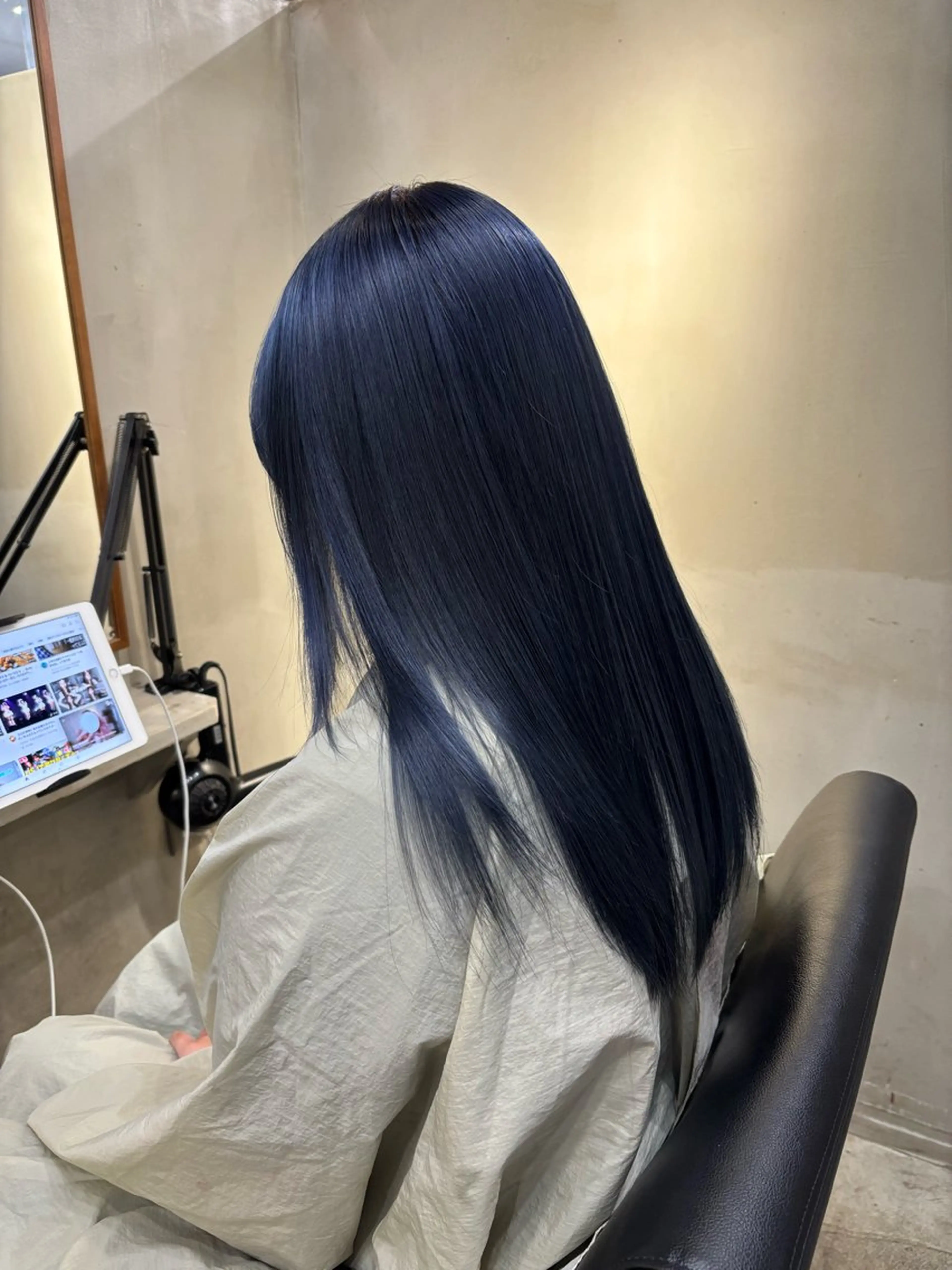 セミロング カラー ブルーカラー ヘアカラー VOYAGE所属・中園 康のヘアスタイル