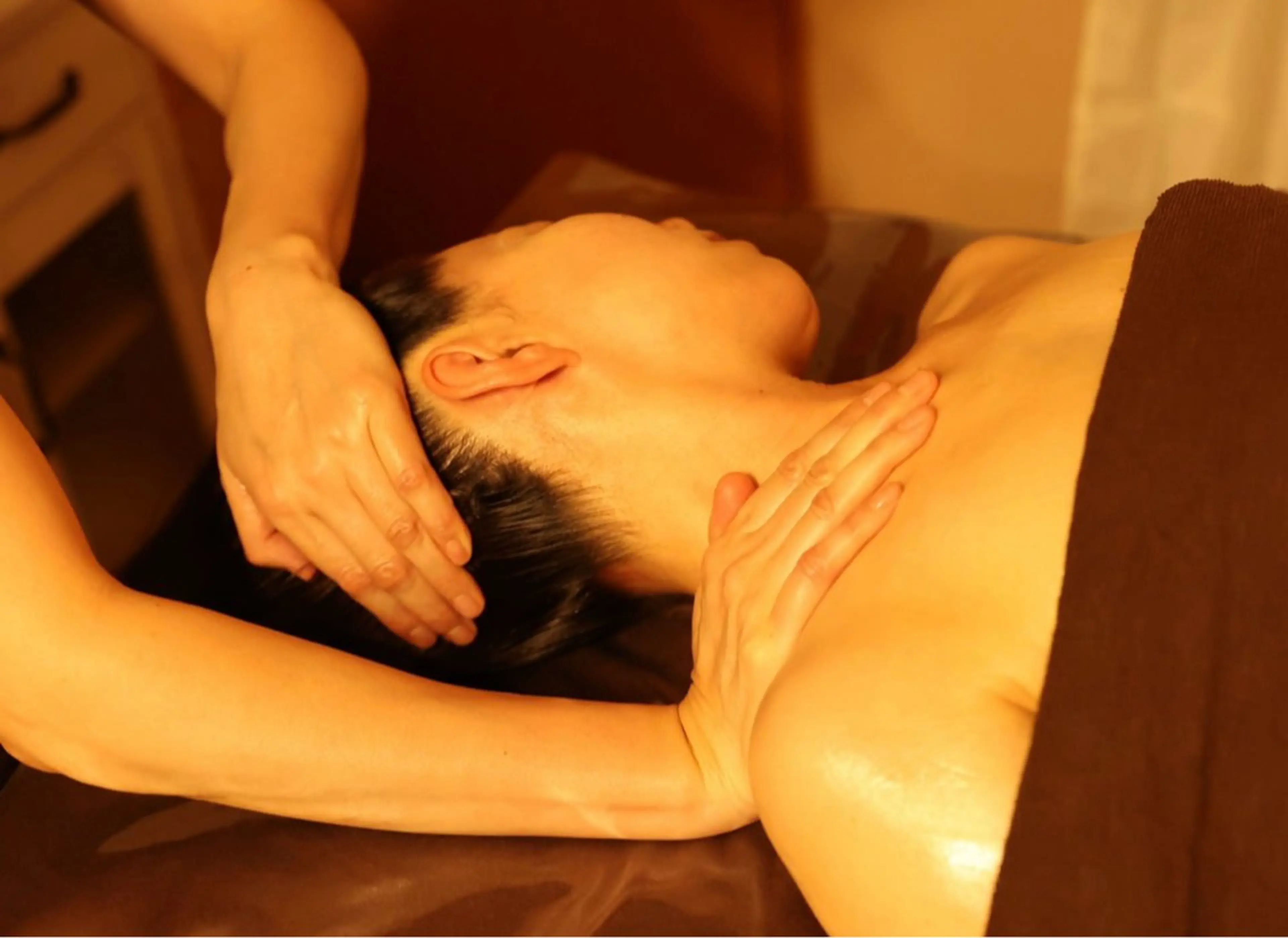 デコルテオイルマッサージ＆顔ツボ＆ミニヘッドの写真