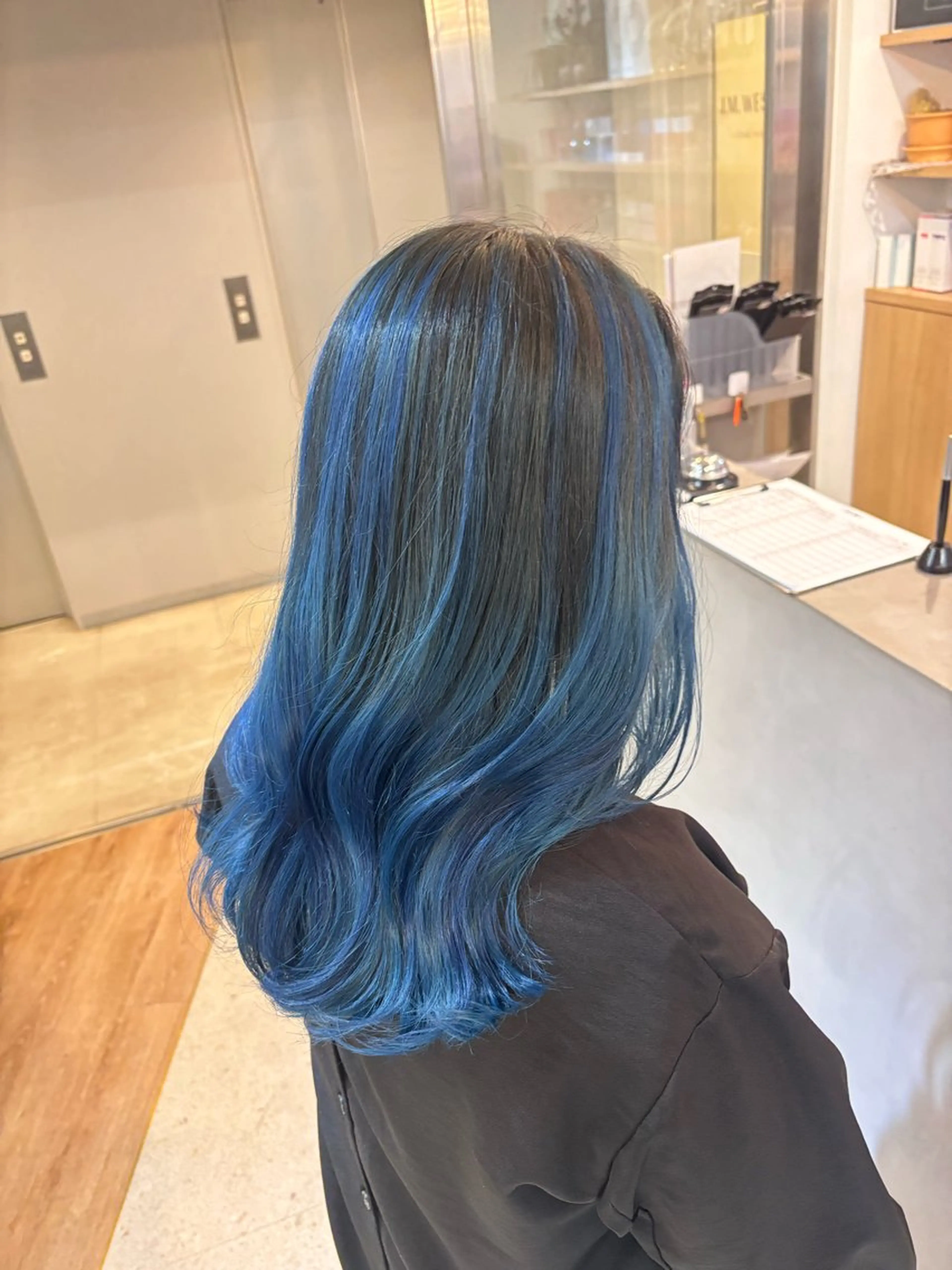 ミディアム カラー バレイヤージュ ブルーカラー デザインカラー レイヤーカット momo/髪質改善 /コテ巻きパーマのヘアスタイル