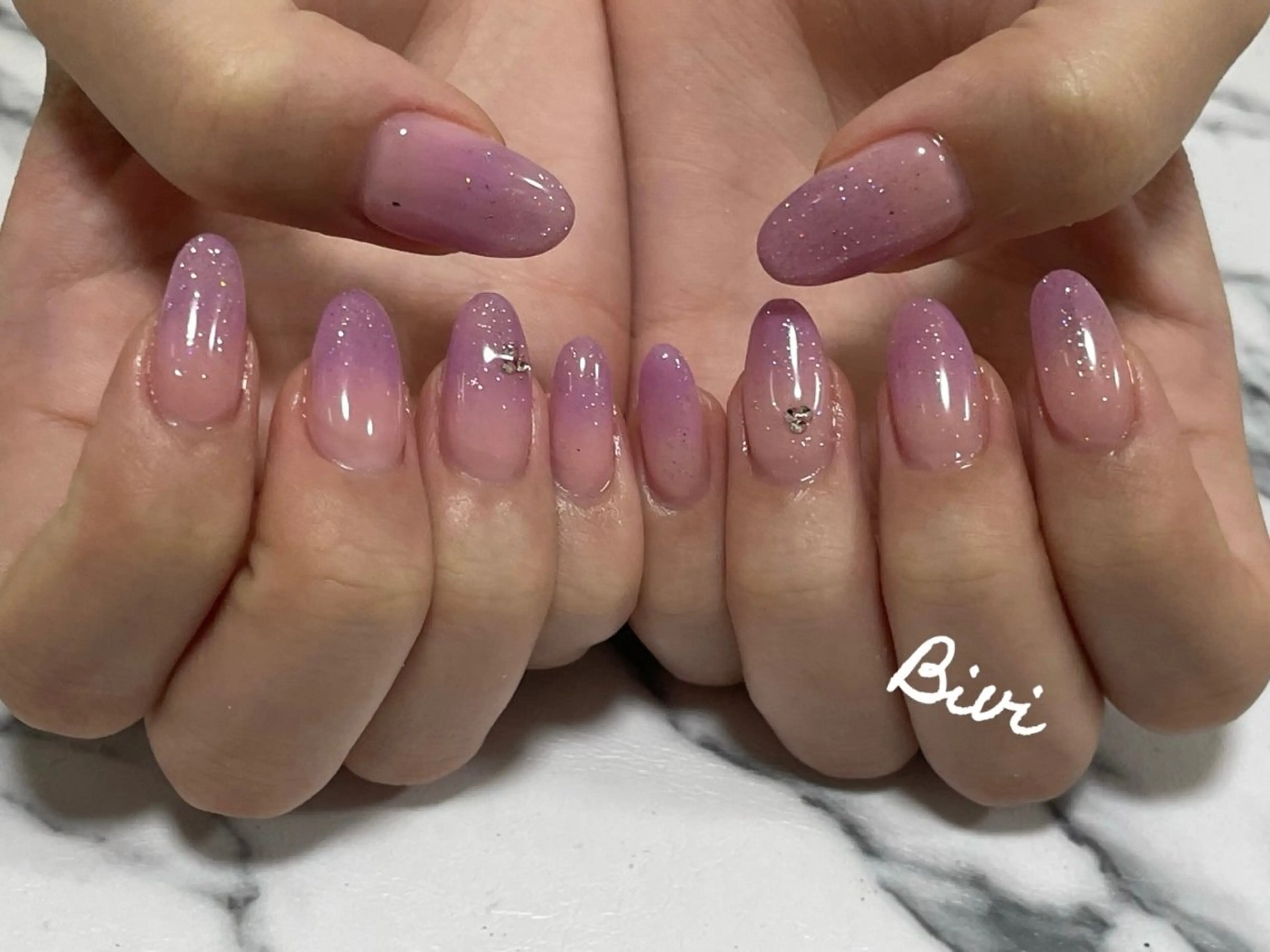 ネイル アートネイル フラッシュネイル ラメ(グリッター) 持ち込み シルバー ハンドネイル ハンドケア ♡Bivi♡自爪に 優しいネイルサロンのネイルデザイン