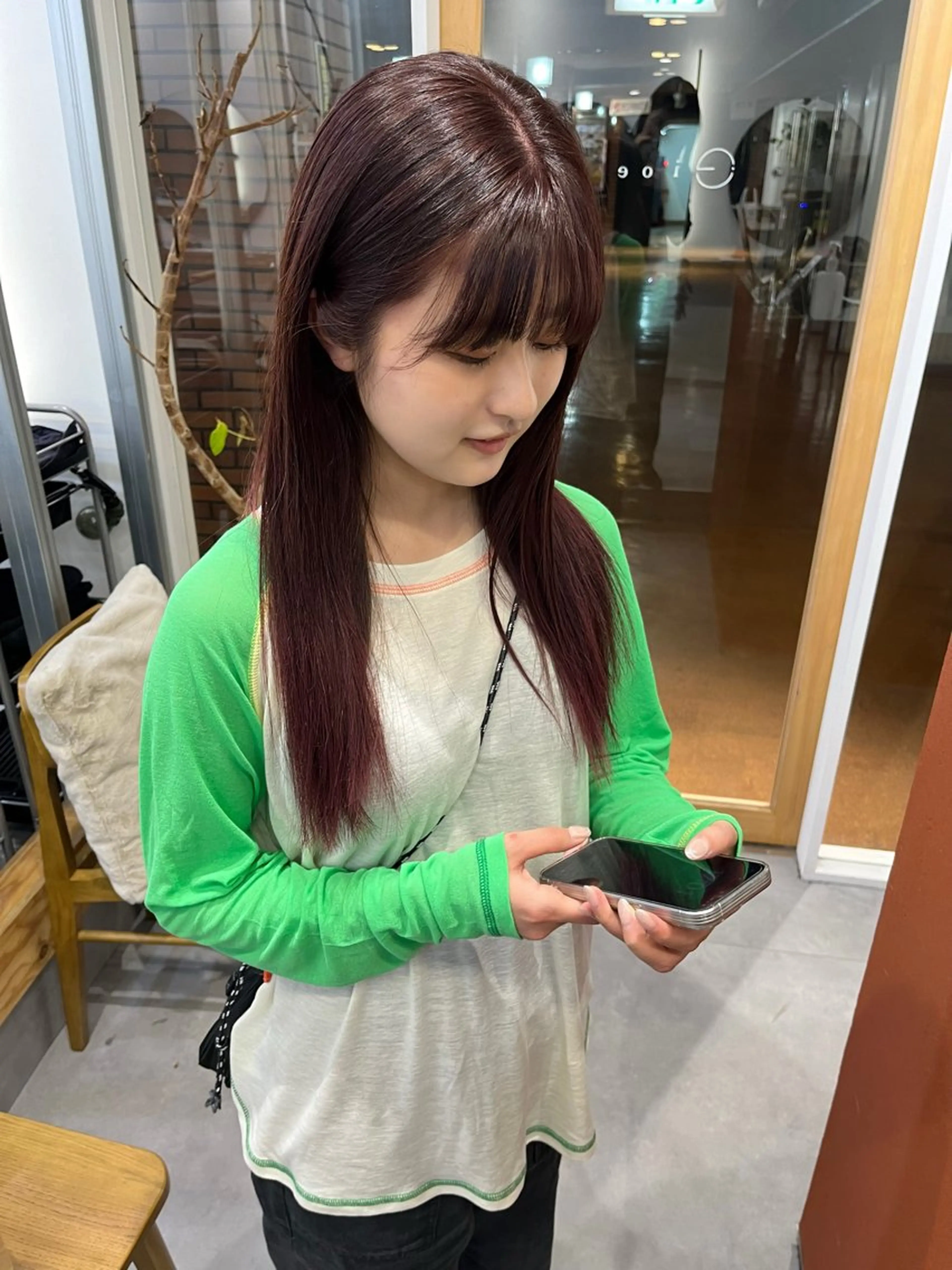 ロング ブリーチなしカラー /ベージュカラーのヘアスタイル