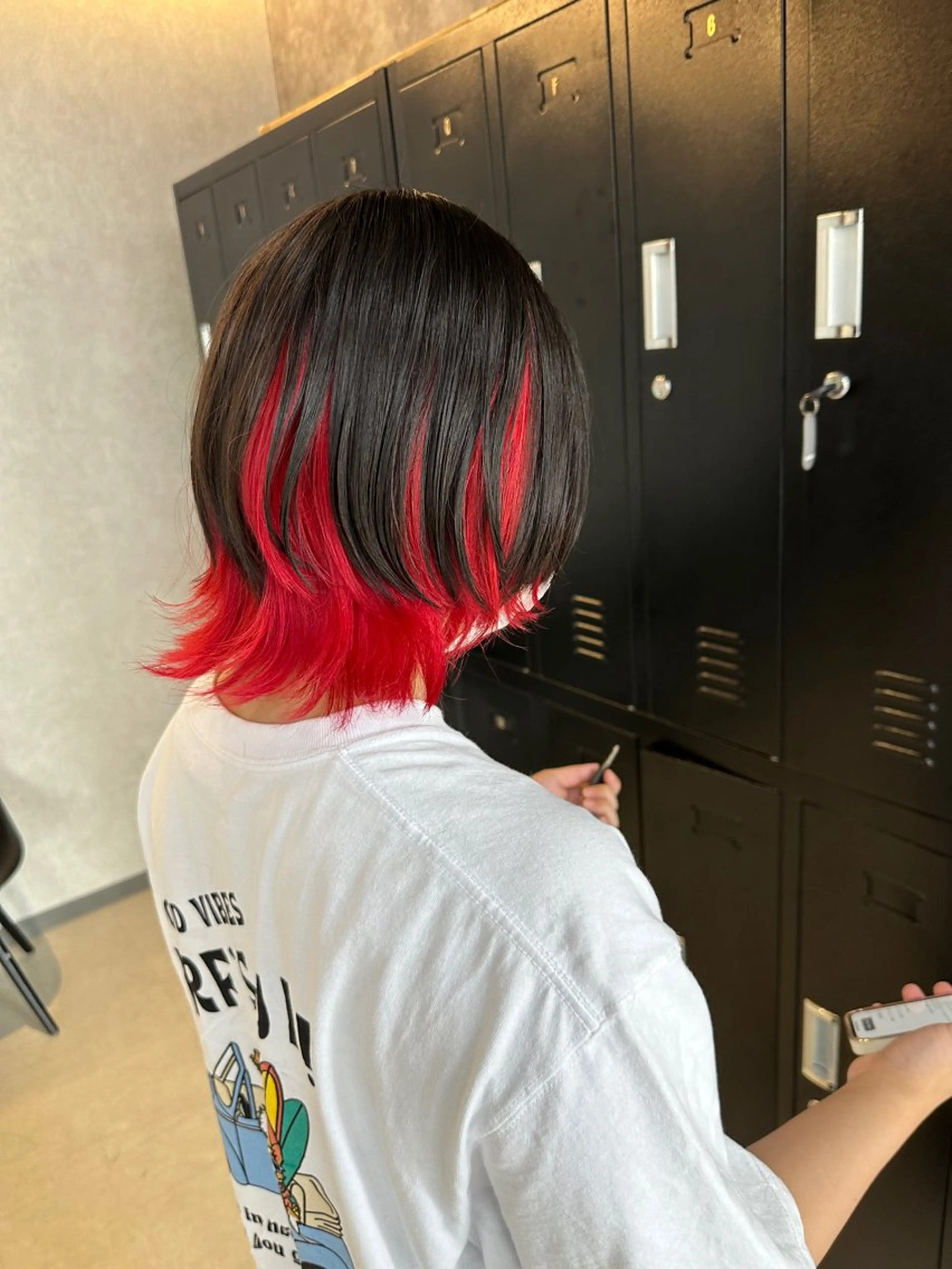 ミディアム カラー レッドカラー ウルフカット 森本 倭のヘアスタイル