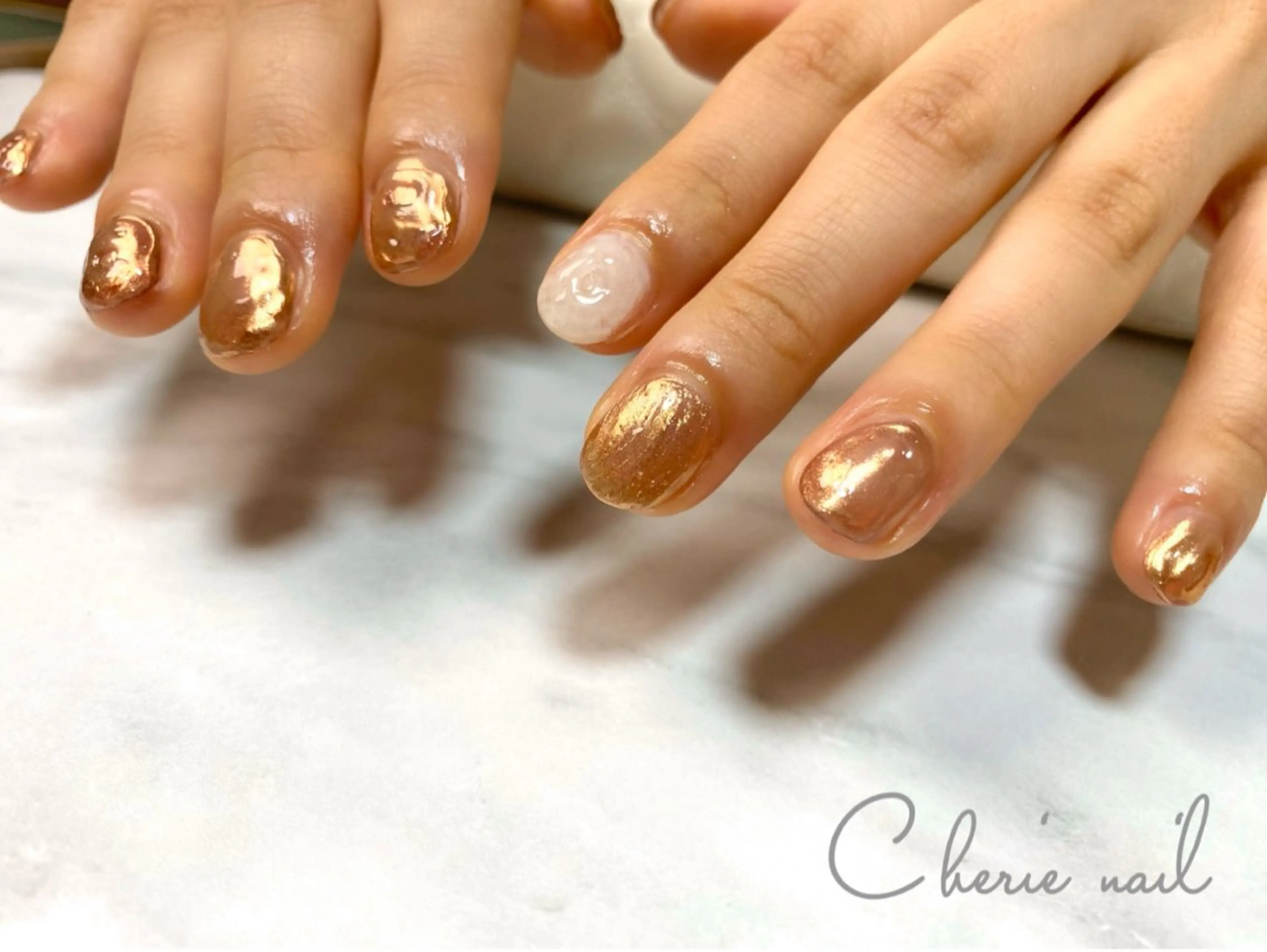 ネイル ゴールド ミラーネイル ニュアンスネイル ぷっくりネイル ハンドネイル Cherienail yunaのネイルデザイン