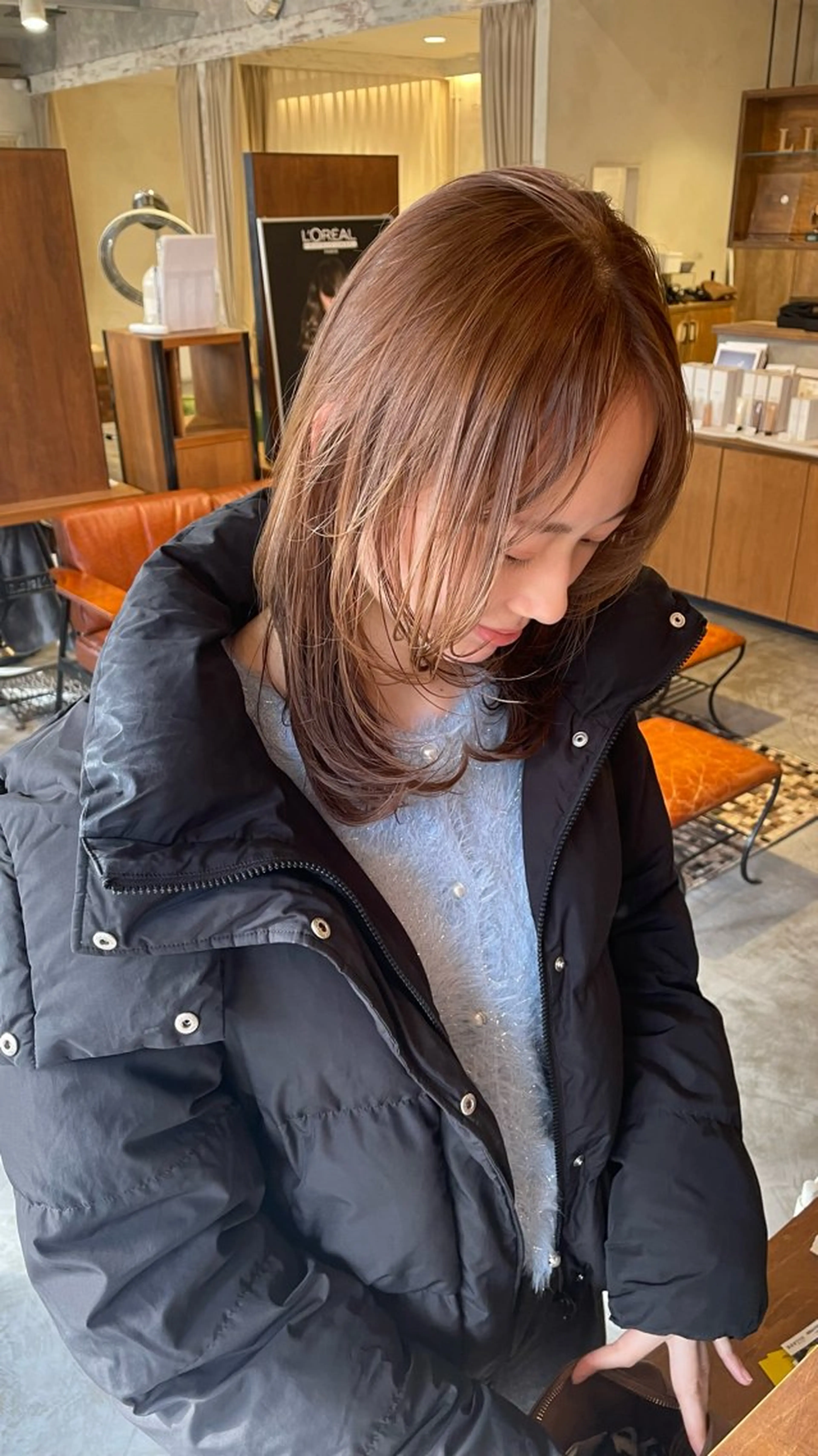 ミディアム カラー ベージュカラー オレンジ オレンジベージュ 顔まわりレイヤー 顔周りカット ヘアカラー { door } Kawasakiのヘアスタイル