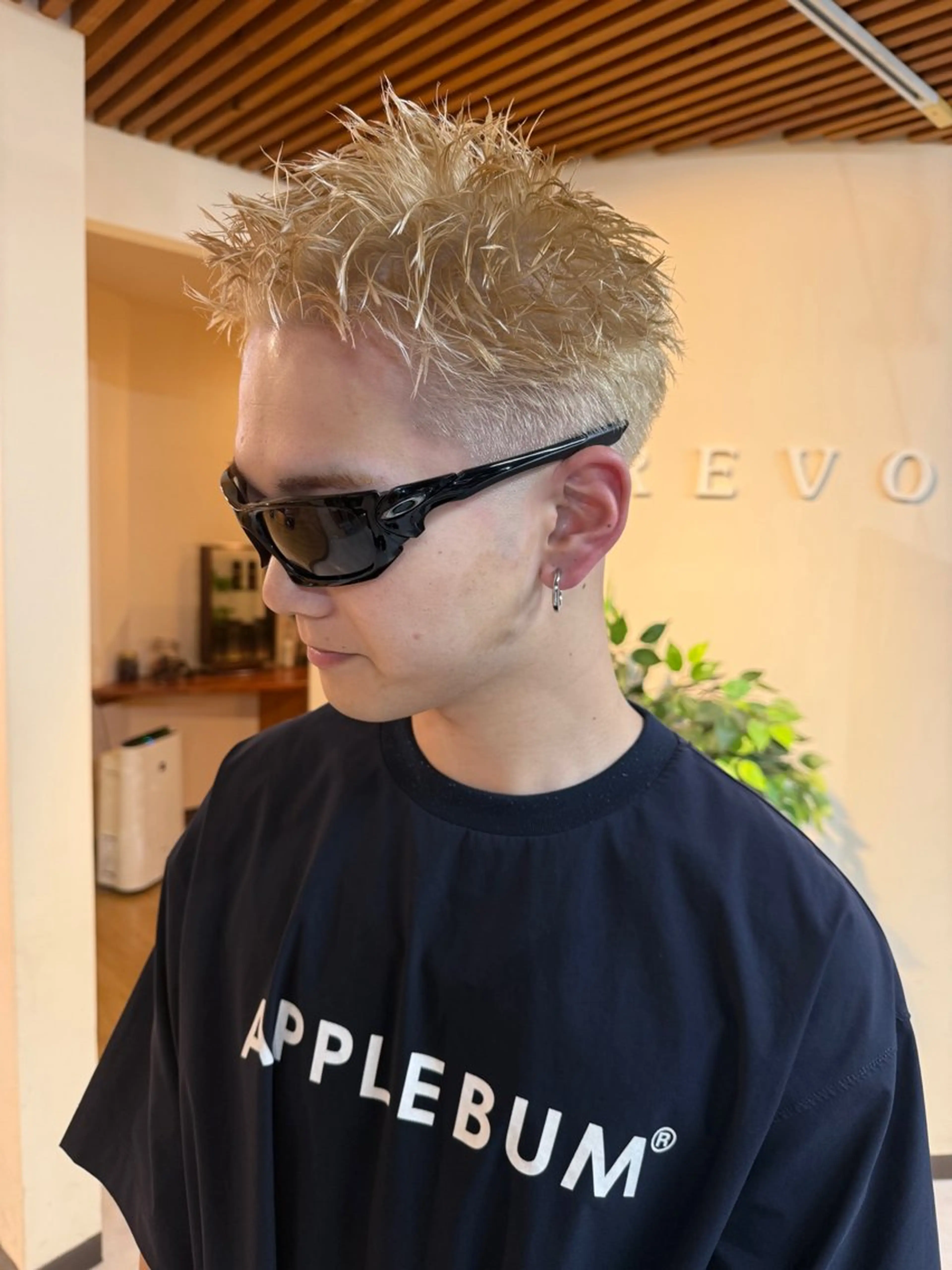 カラー メンズ フェードカット メンズハイトーン スパイキーショート ハイトーンカラー カット BLITZ-REVO smart salon所属・白髪ぼかし／ 海外風／竹井俊介のヘアスタイル