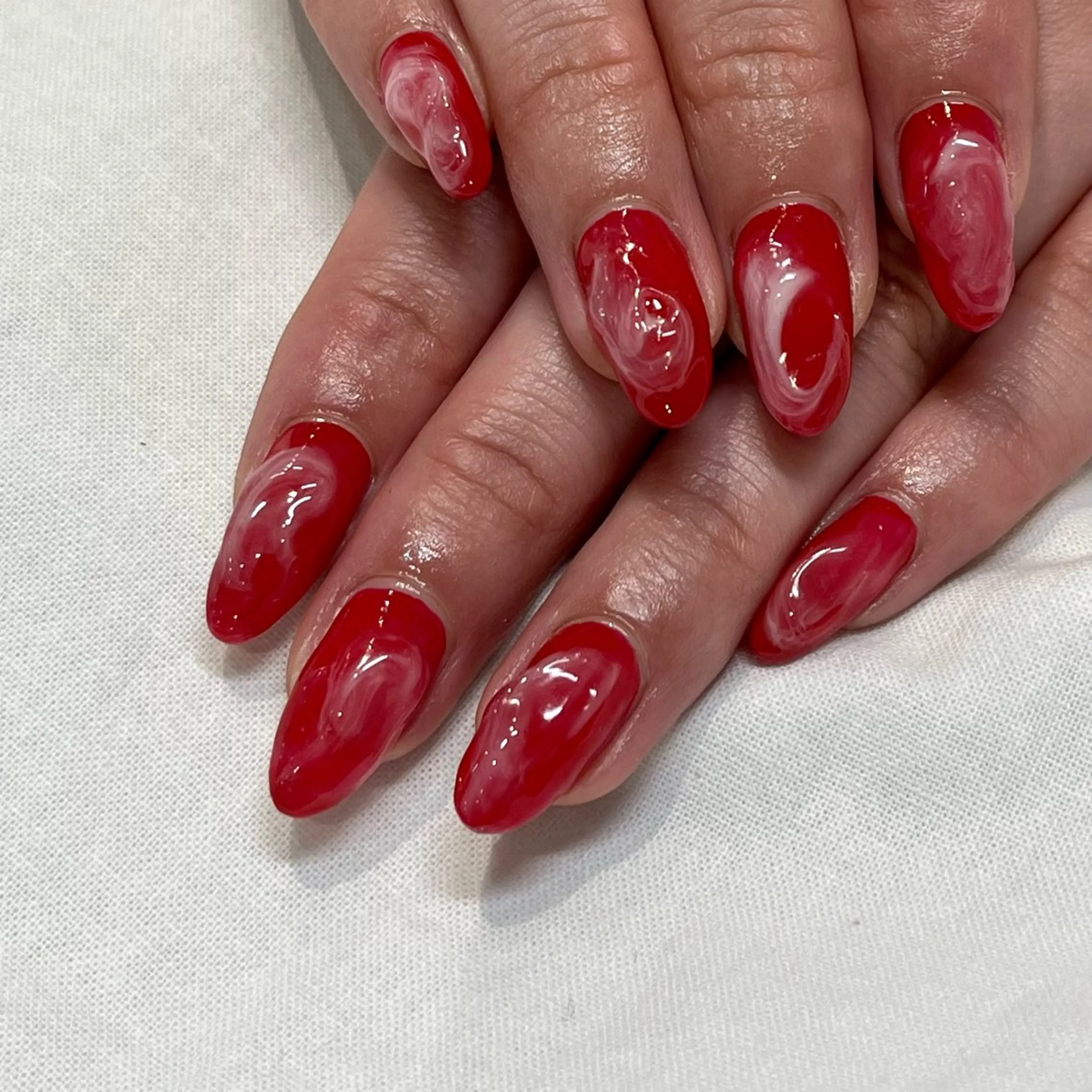 ネイル ニュアンスネイル ぷっくりネイル 赤色 nail room Hotori.のネイルデザイン