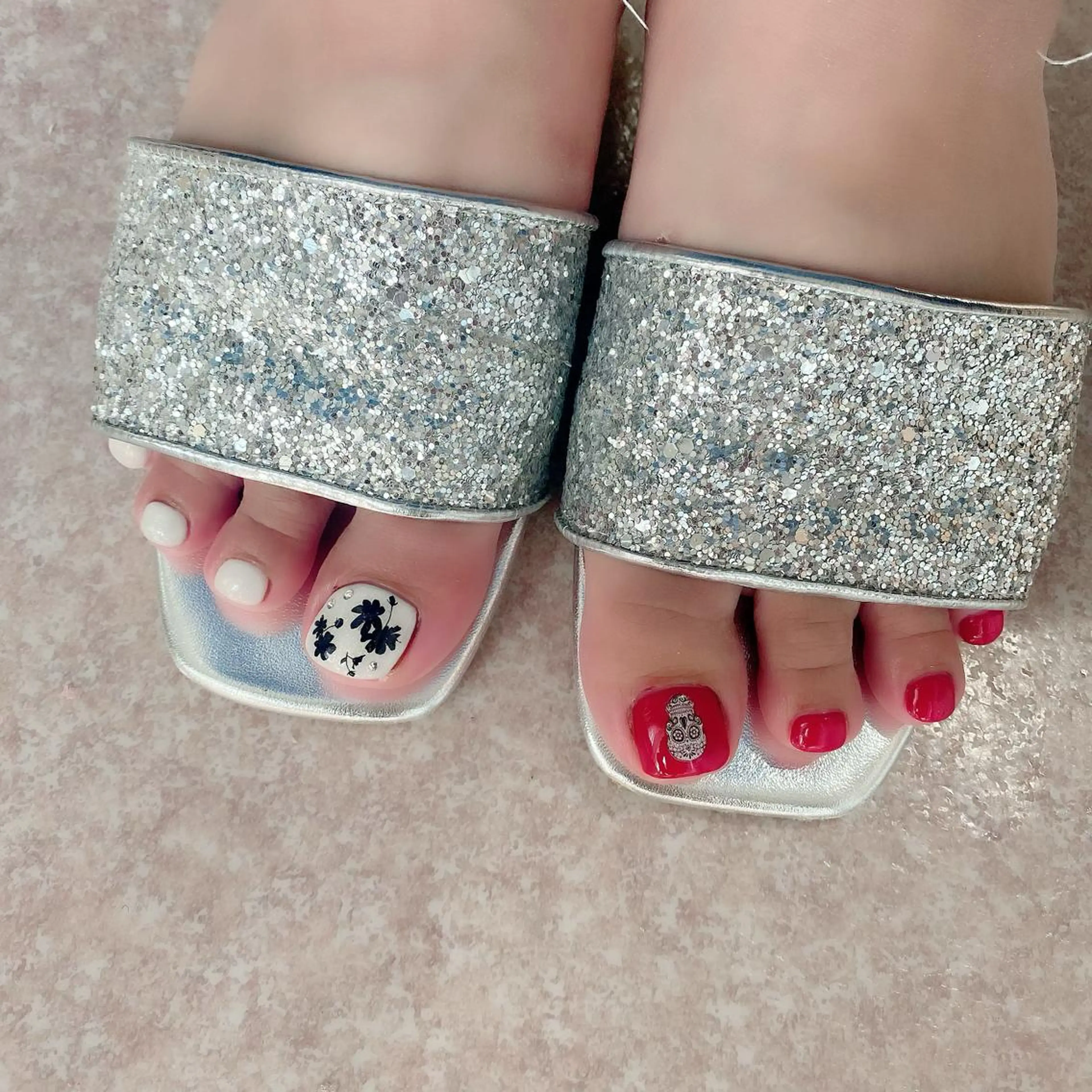 ショート ネイル フットネイル 赤色 ホワイト Salon Ｋのネイルデザイン