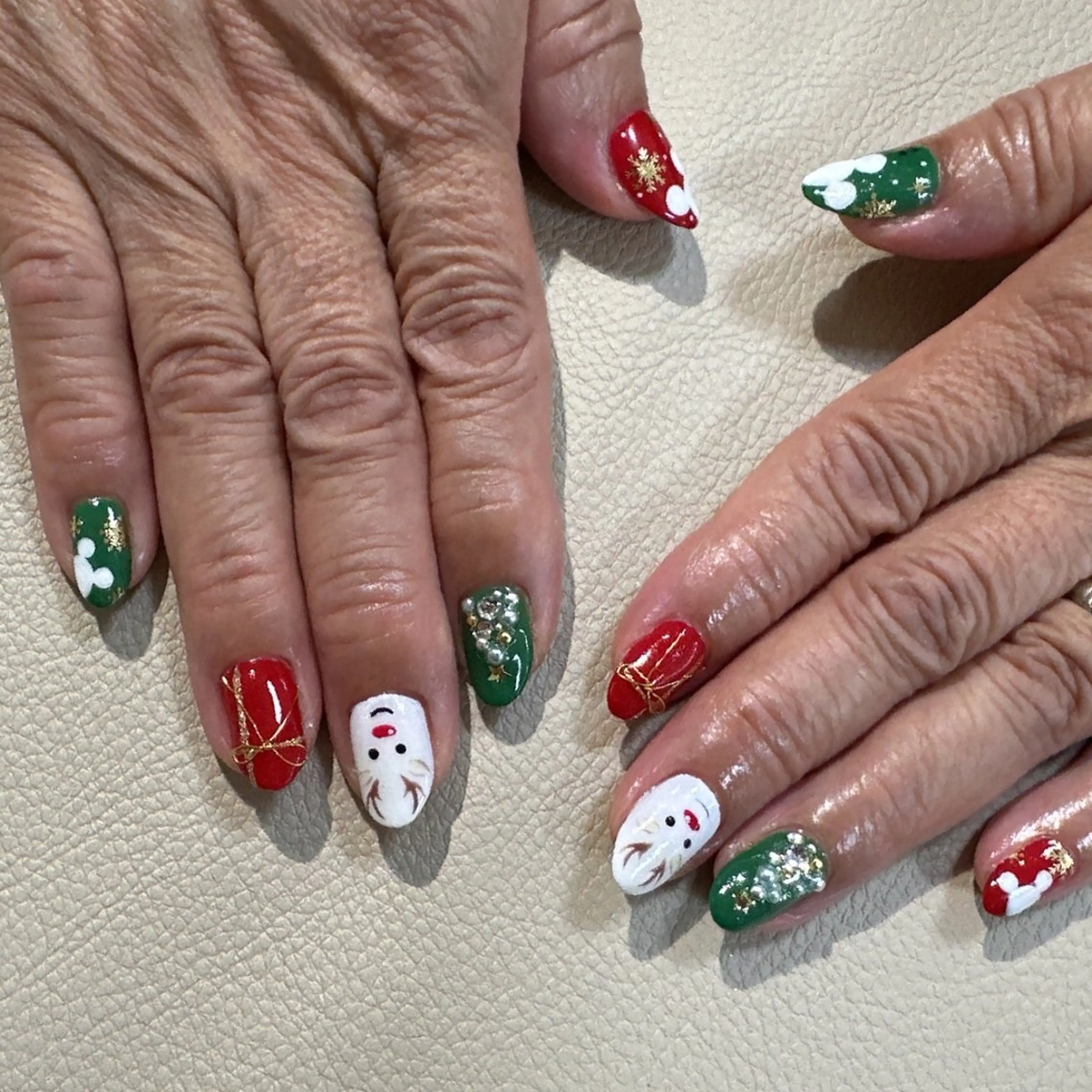 ネイル 冬ネイル クリスマス ハンドネイル LaViena姫路所属・e_nail 〜本格ケア〜のネイルデザイン