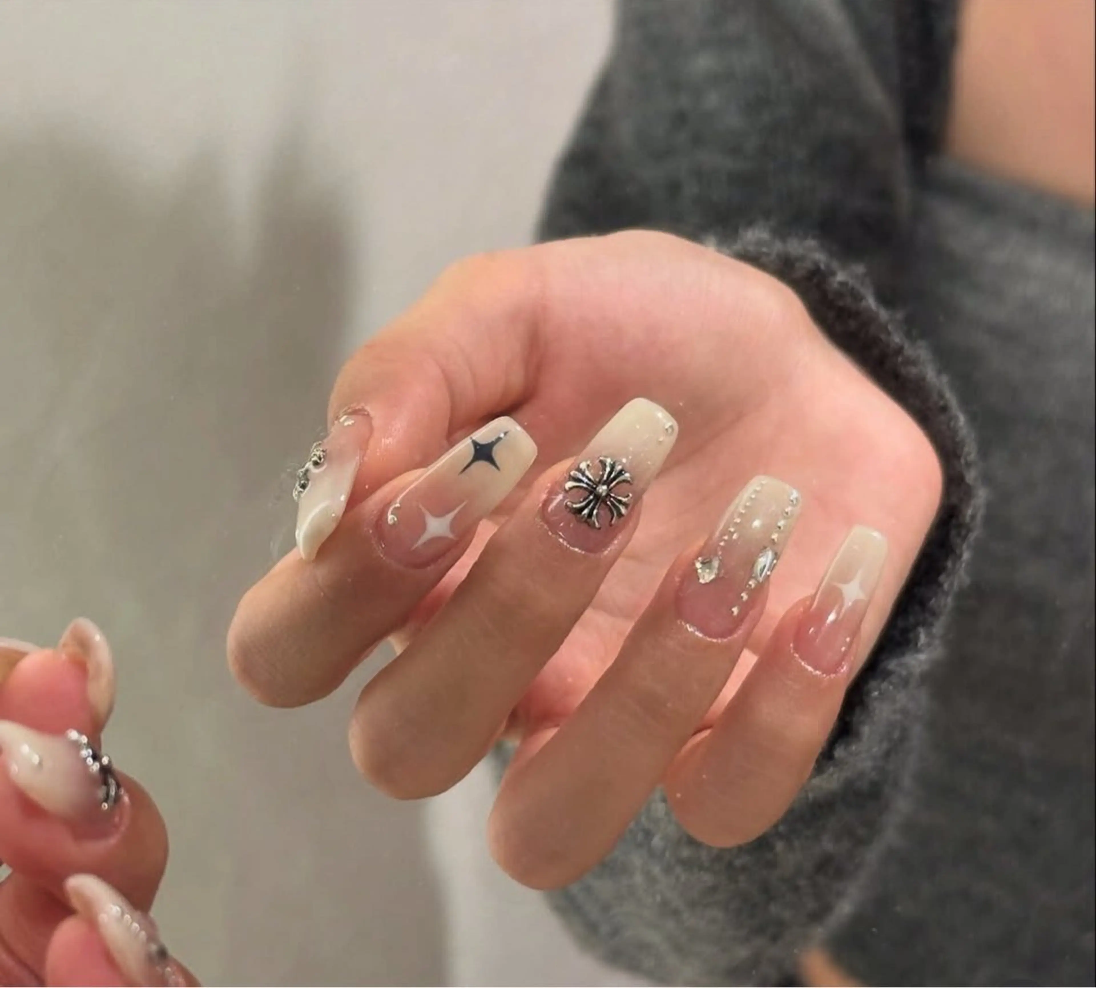 ネイル 長さ出し グラデーション キラキラネイル 韓国ネイル ラメ(グリッター) ハンドネイル ハンドケア Chisa Nail Studio所属・チ サのネイルデザイン