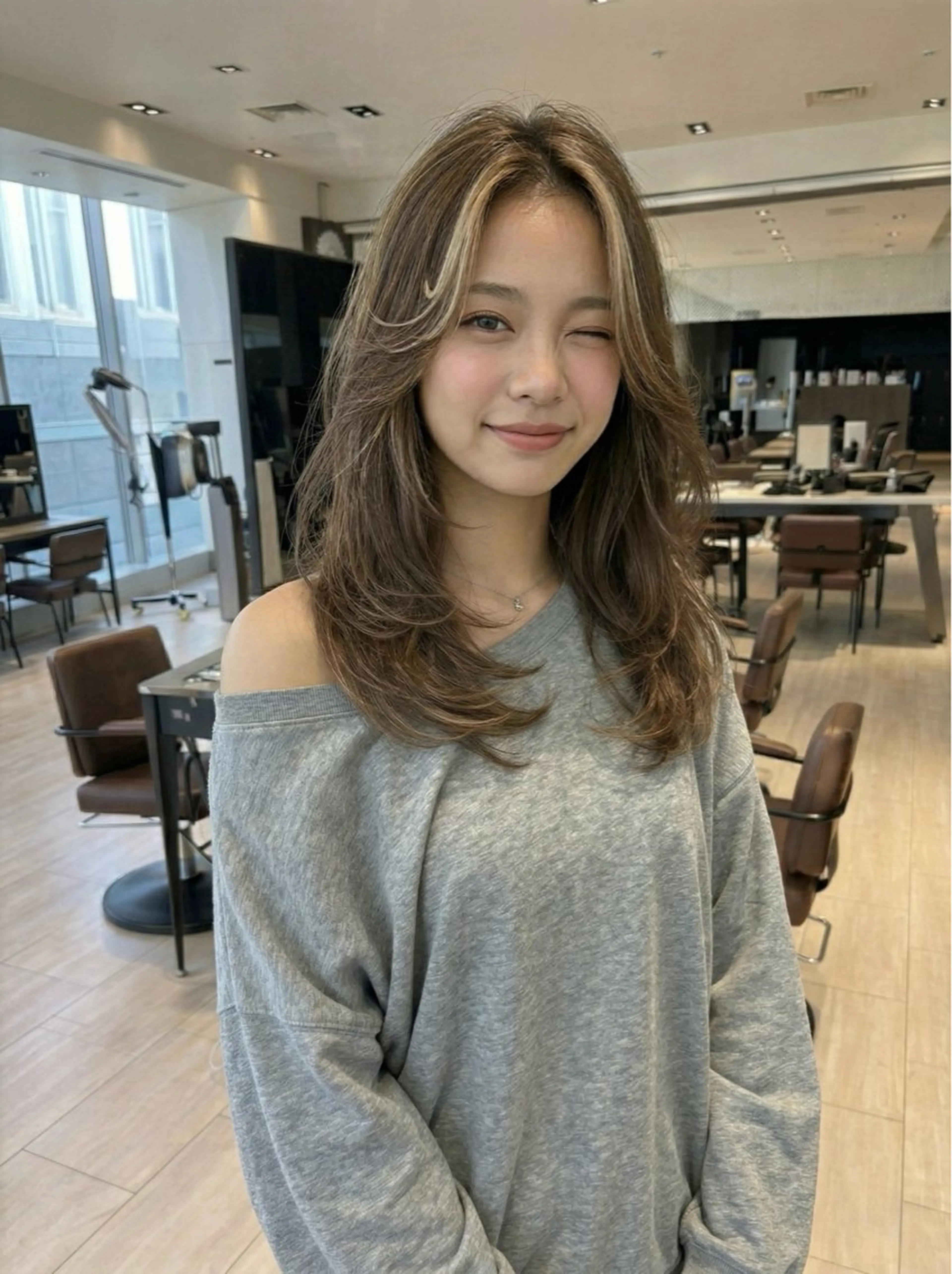 セミロング カラー ハイライトカラー ハイライト レイヤーカット ヘアカラー トリートメント SHION/銀座 まとまるカット🩵のヘアスタイル