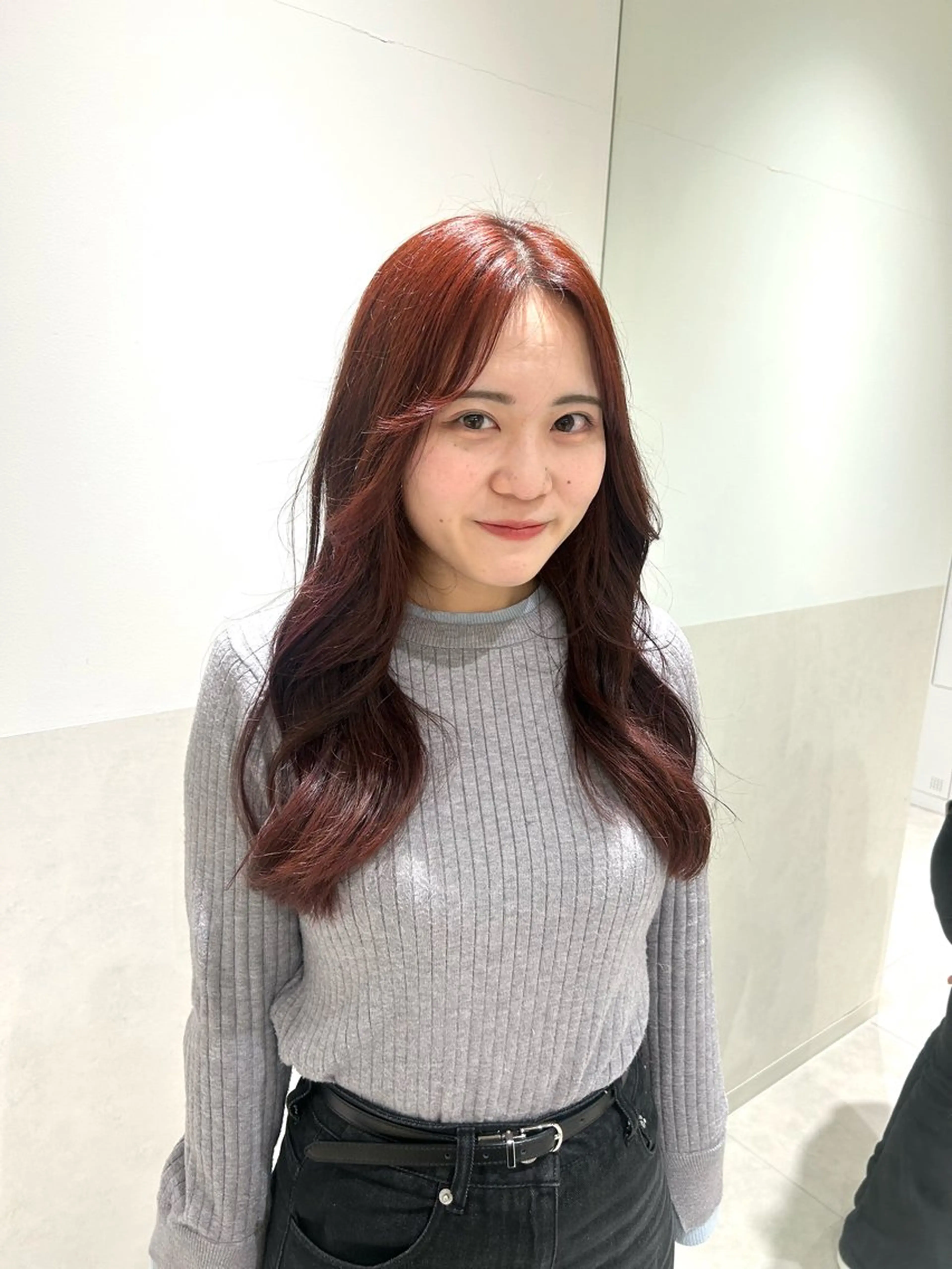 ロング カラー ブリーチ ボルドーカラー ブリーチなしカラー レッドカラー 光透け髪🫧 moekaのヘアスタイル