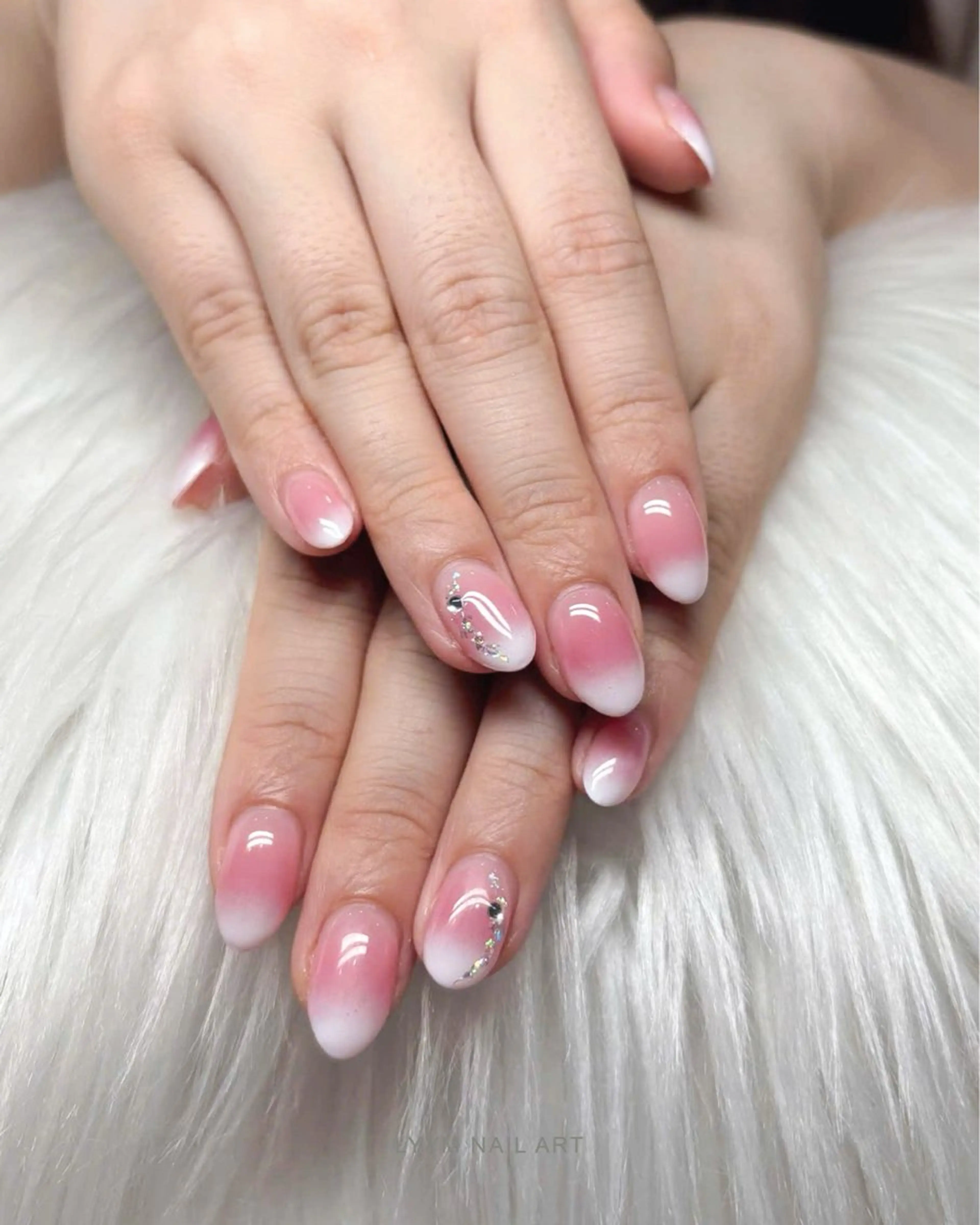 ネイル 入学式 グラデーション オフィスネイル ピンク ホワイト LYYM Salonのネイルデザイン