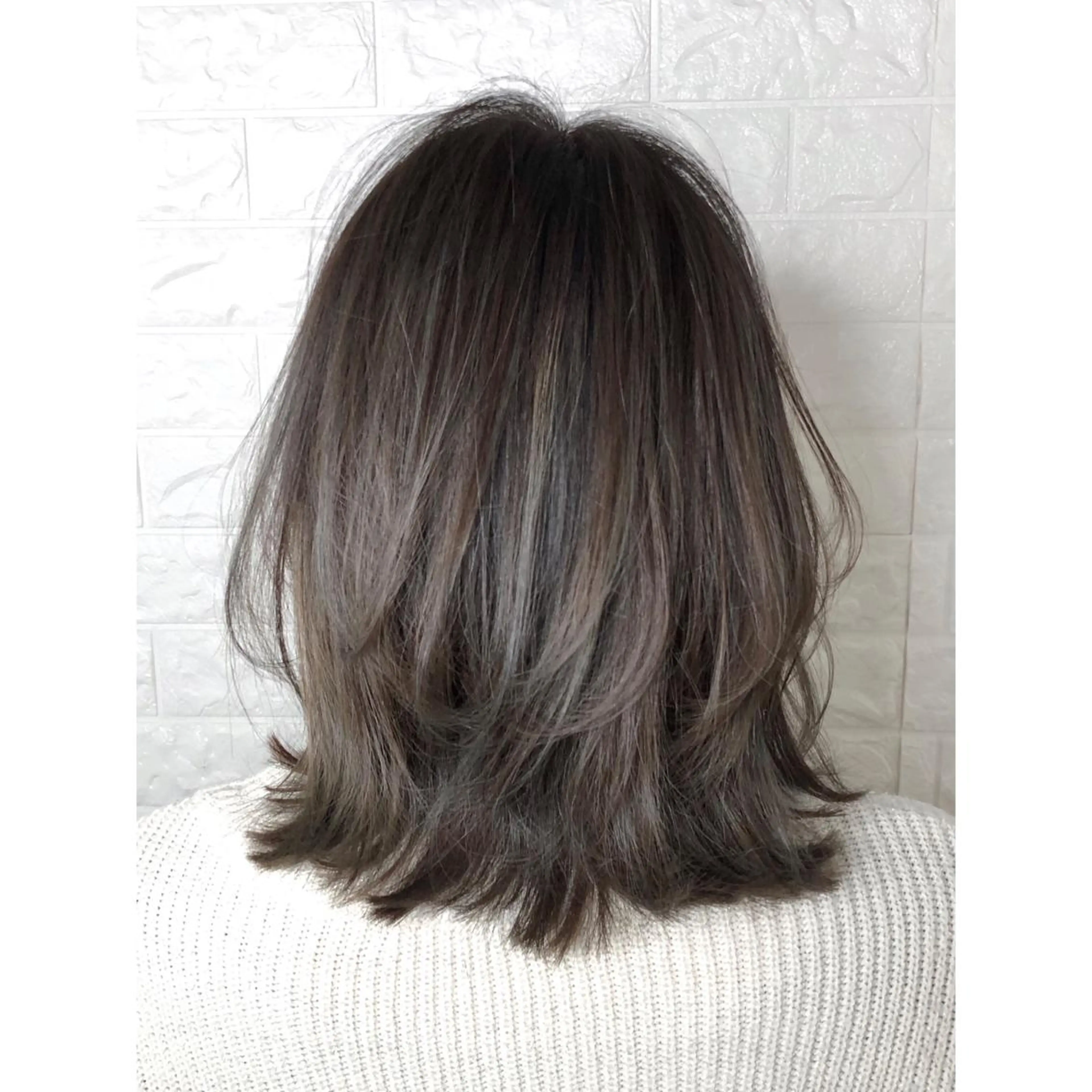 ミディアム カラー グレージュ ハイライトカラー 外国人風カラー ハイライト レイヤーカット カット ヘアカラー KIZU 髪質改善 オカルト怪談のヘアスタイル