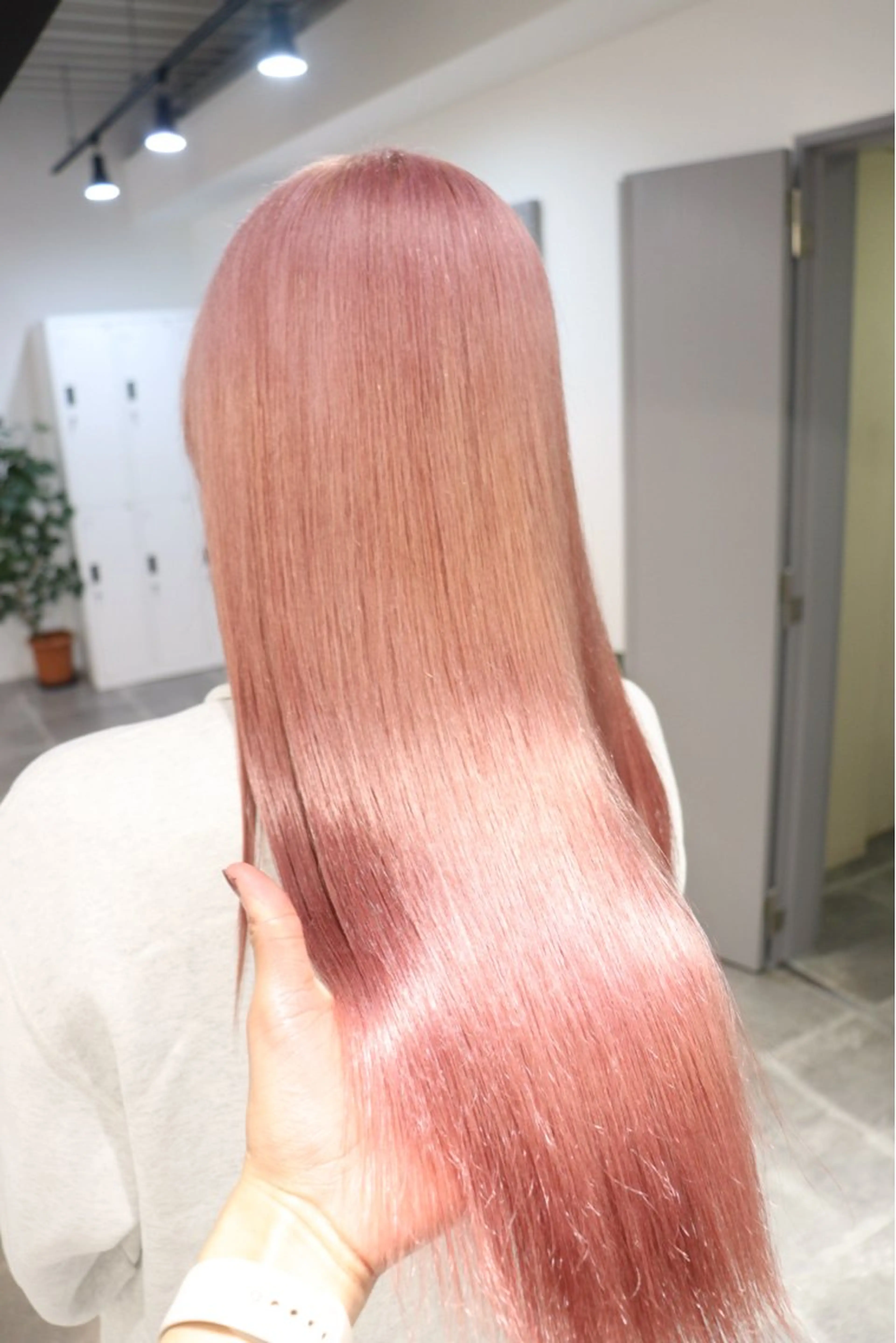 ロング カラー ハイトーンカラー ピンクカラー ロング ハイトーン/ 縮毛矯正のヘアスタイル