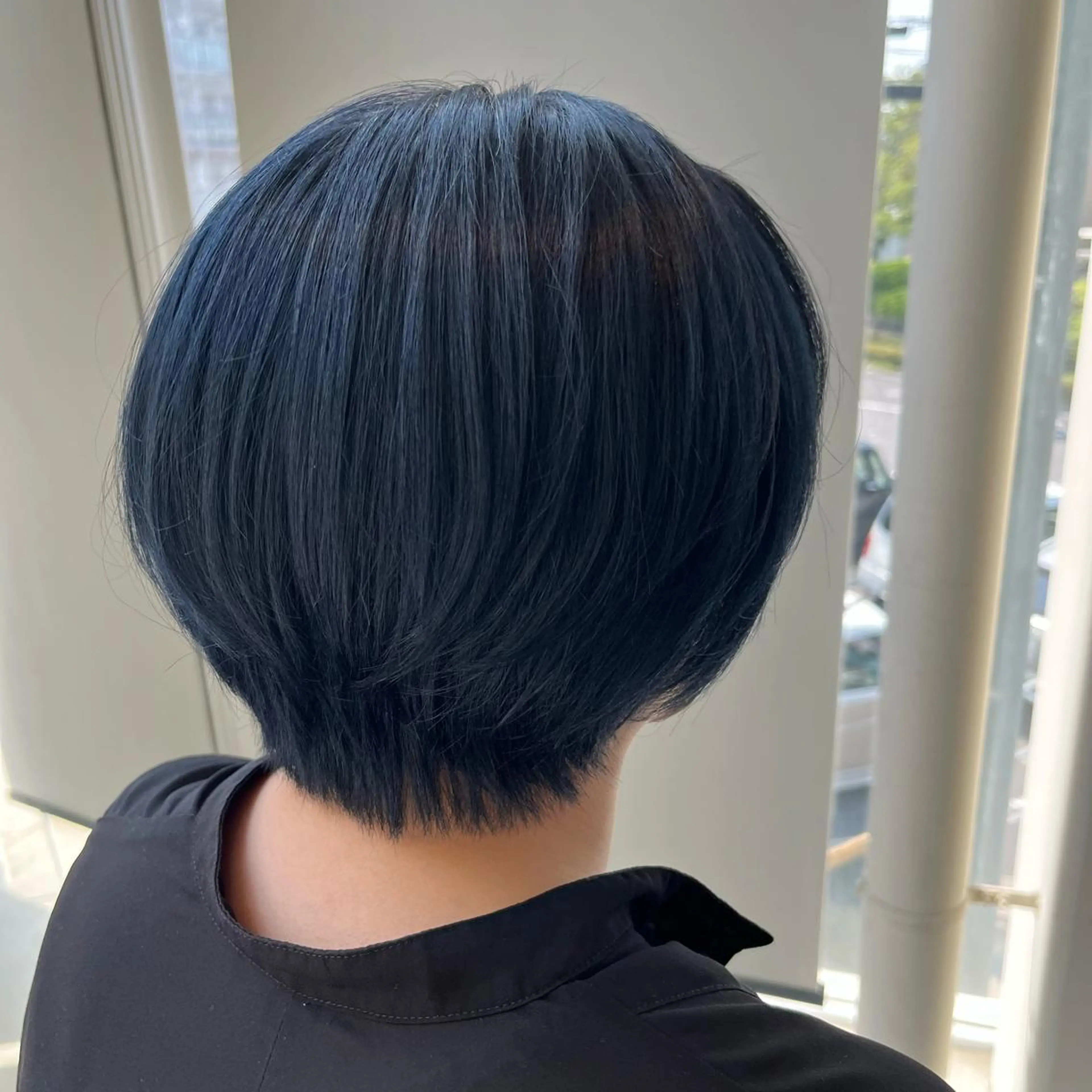 ショート カラー 黒髪 ブリーチ ブルーカラー ブルーブラック ヘアカラー 渡辺 優のヘアスタイル