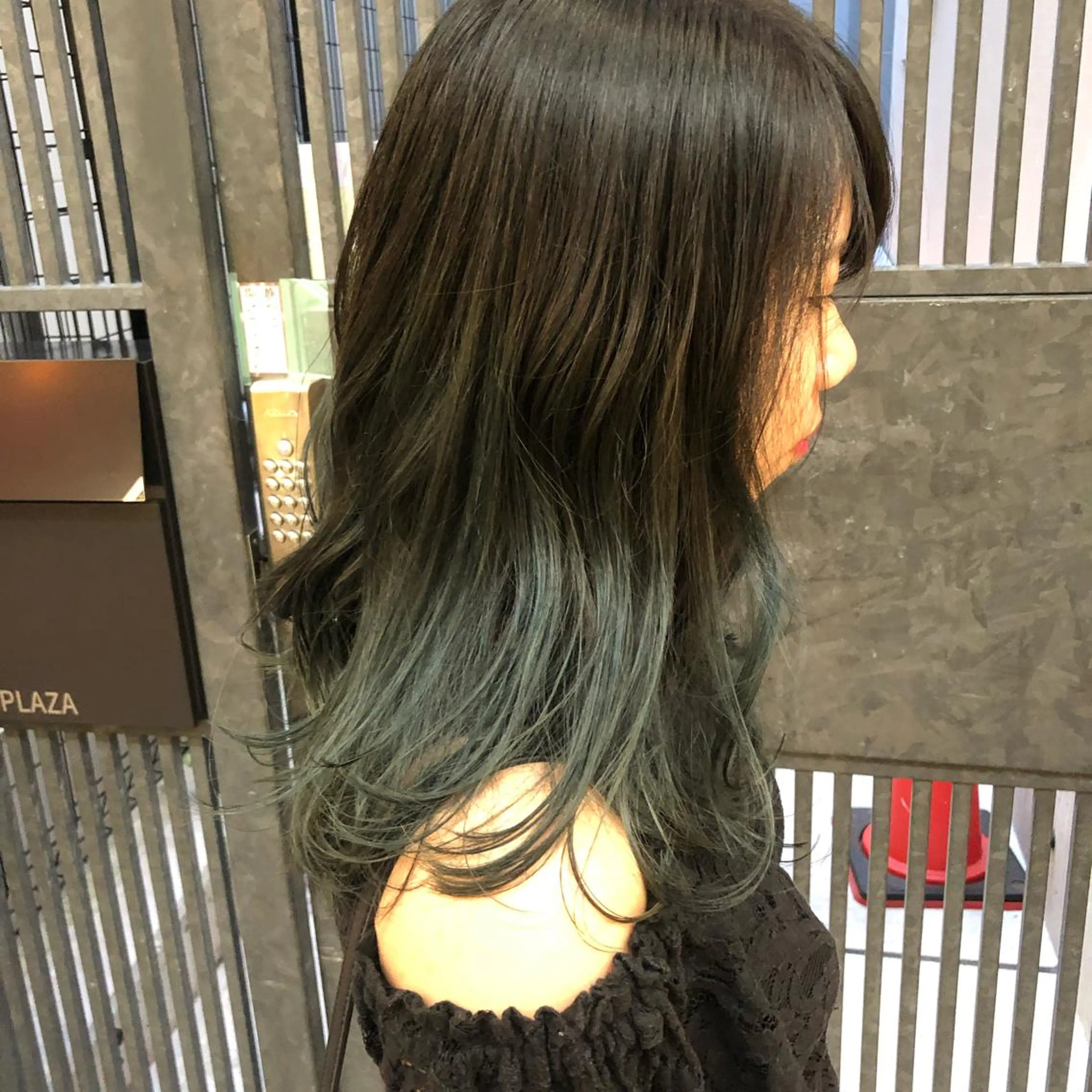 セミロング カラー ウルフカット／吉村 桃子のヘアスタイル