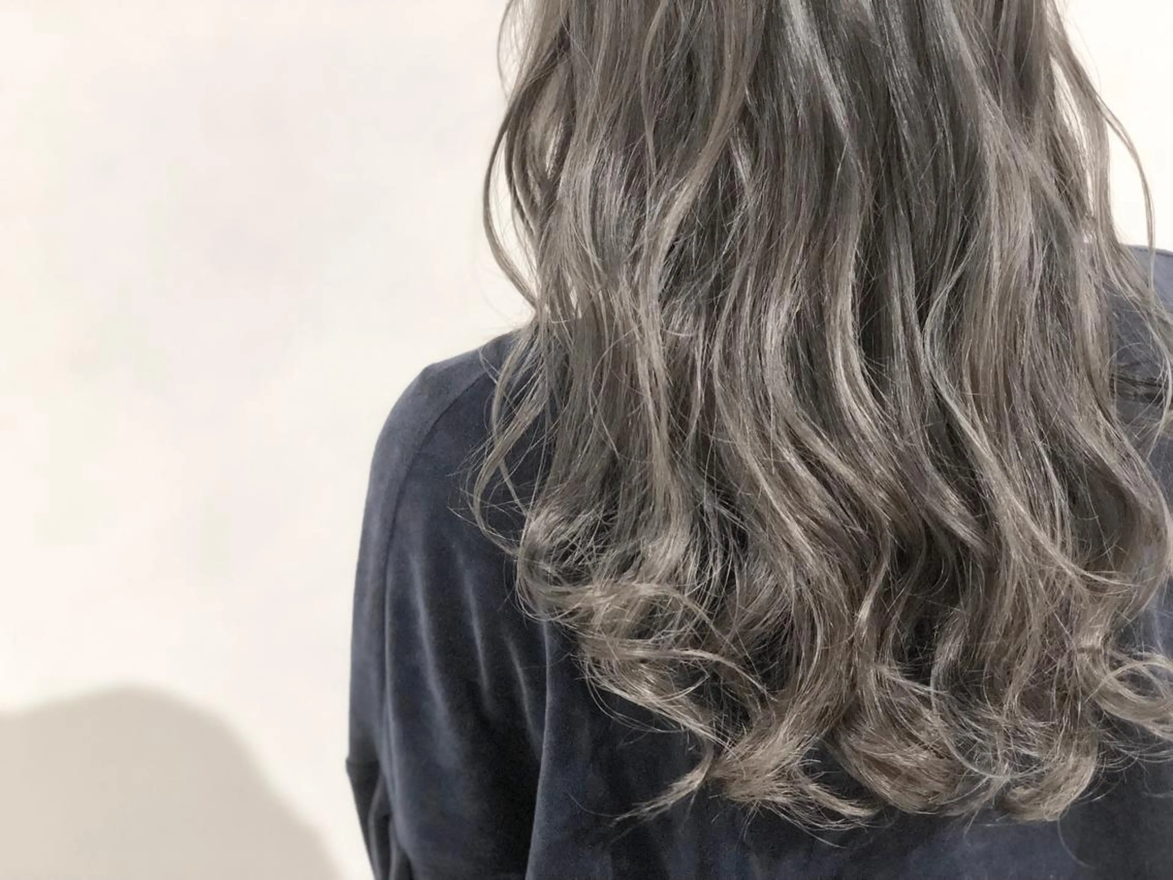 セミロング カラー ヘアアレンジ ハイライトカラー ハイトーンカラー シルバー ハイライト ヘアカラー いしだ みさきのヘアスタイル