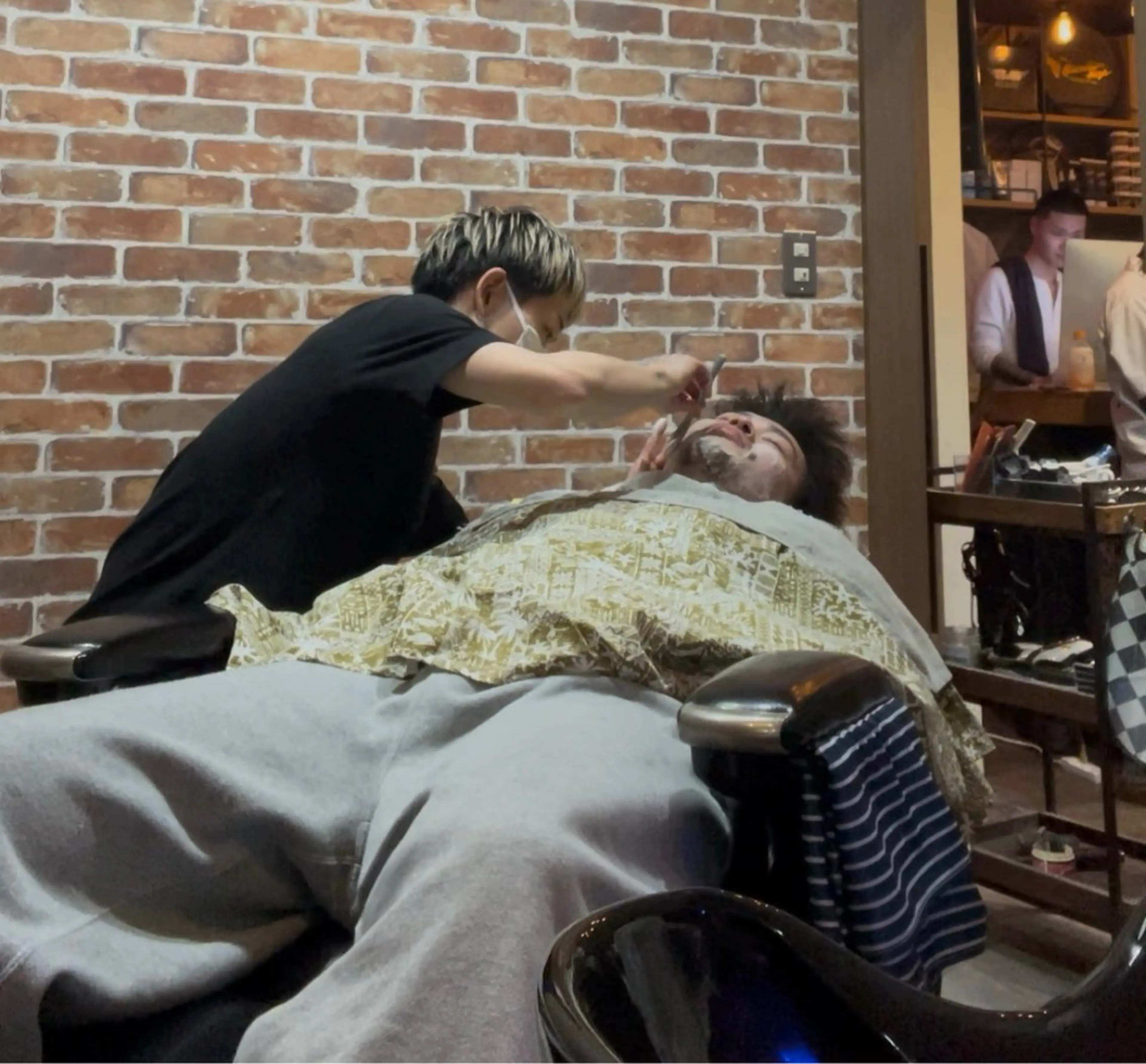 💈シャンプー＆顔そり💈眉カット込  #札幌#床屋の写真