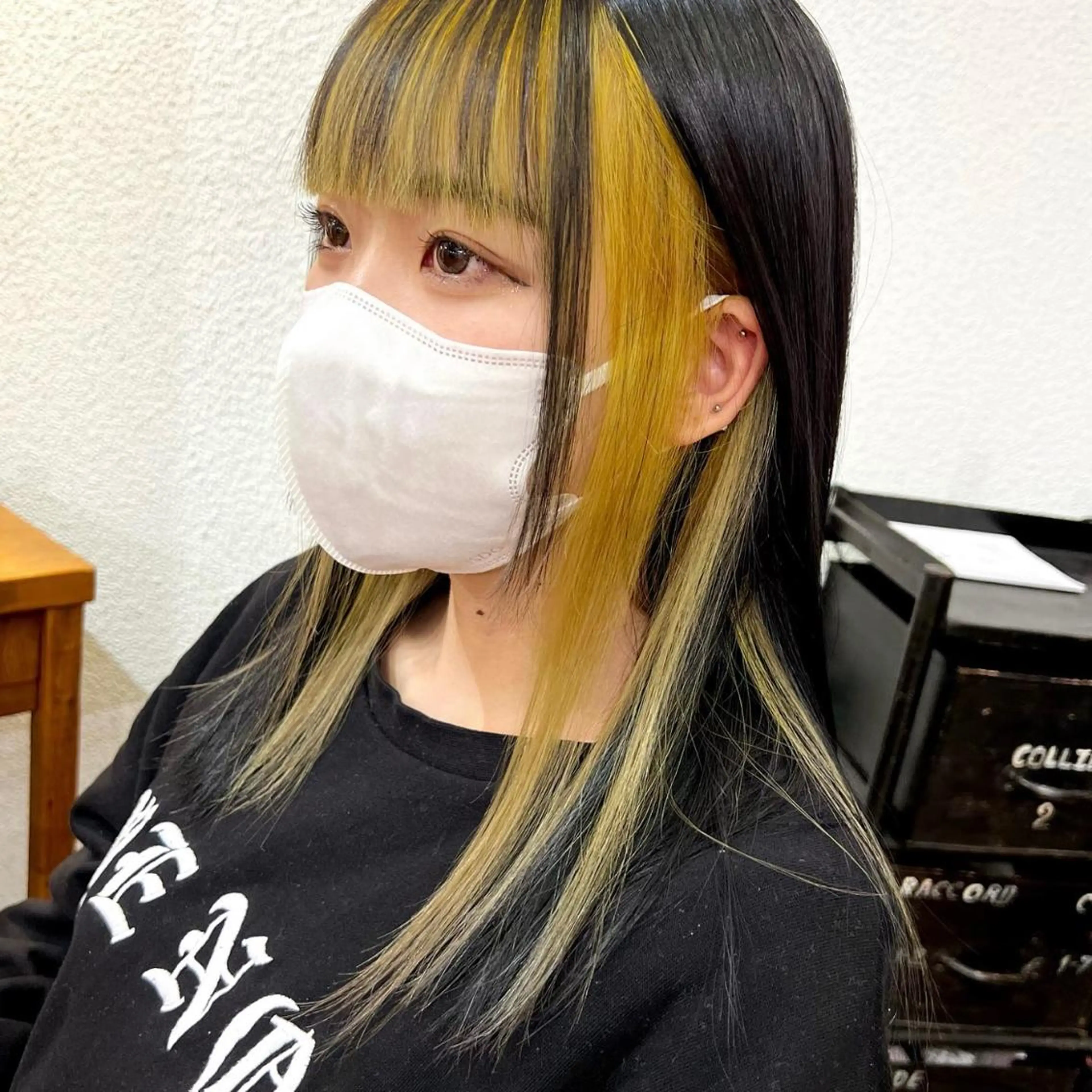 セミロング カラー インナーカラー イエローカラー カット ヘアカラー トリートメント 韓国ヘア /男女❄️ 細江 美紅のヘアスタイル