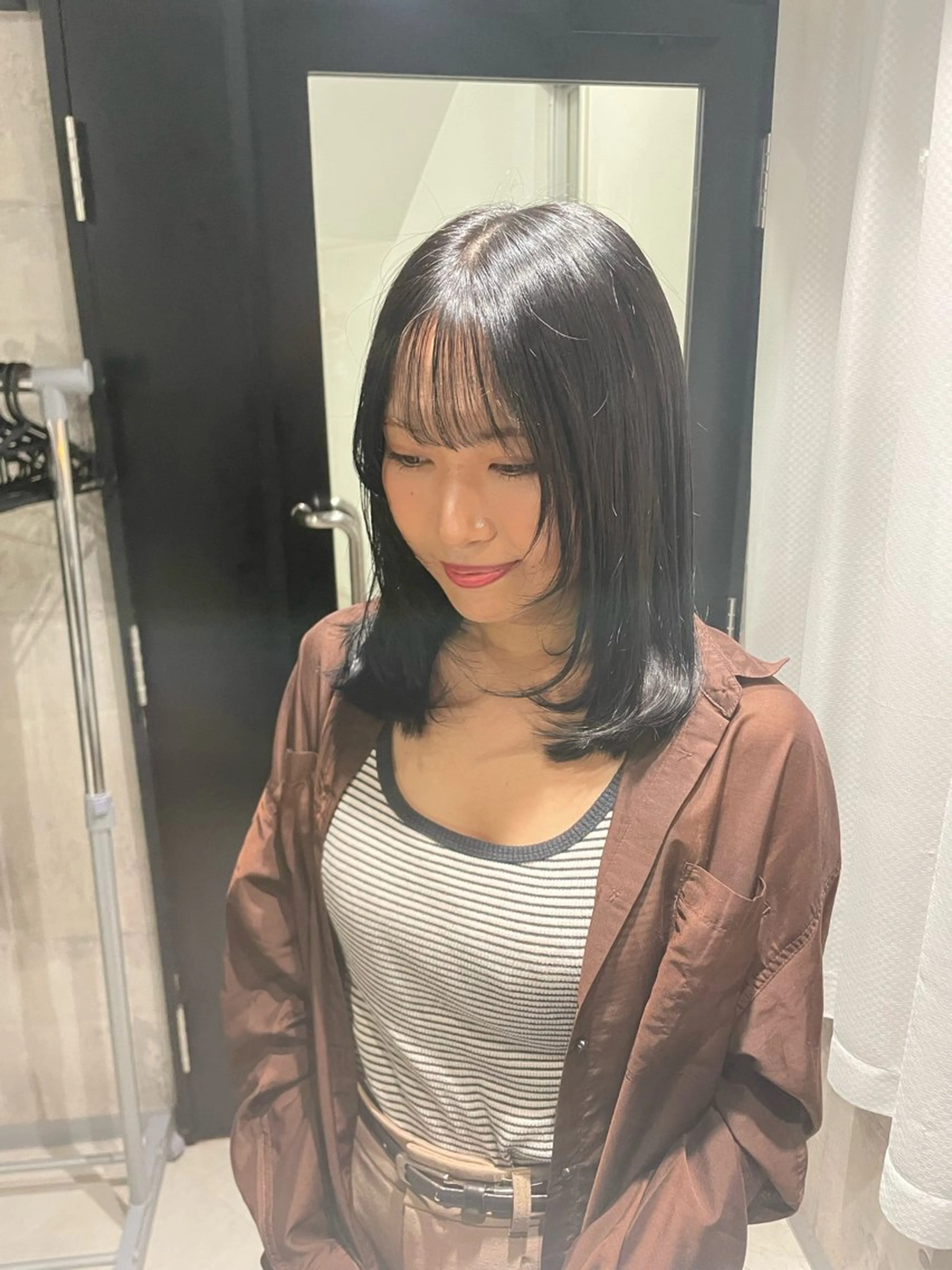 ミディアム カラー 黒髪 ナチュラルブラック 顔まわりレイヤー レイヤーカット 髪質改善/艶カラー Hiroakiのヘアスタイル