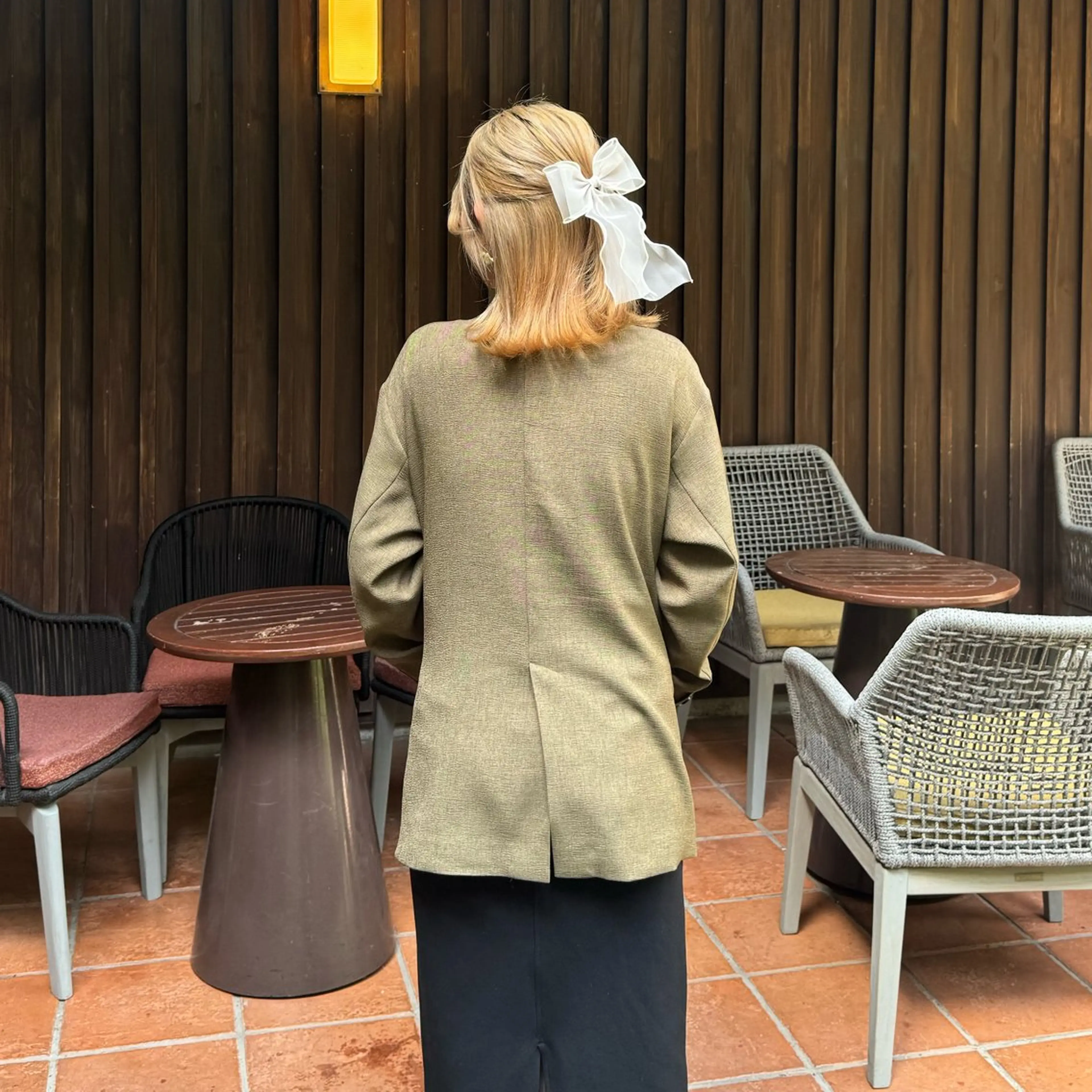 ミディアム ヘアアレンジ mina / 透明感ベージュカラーのヘアスタイル