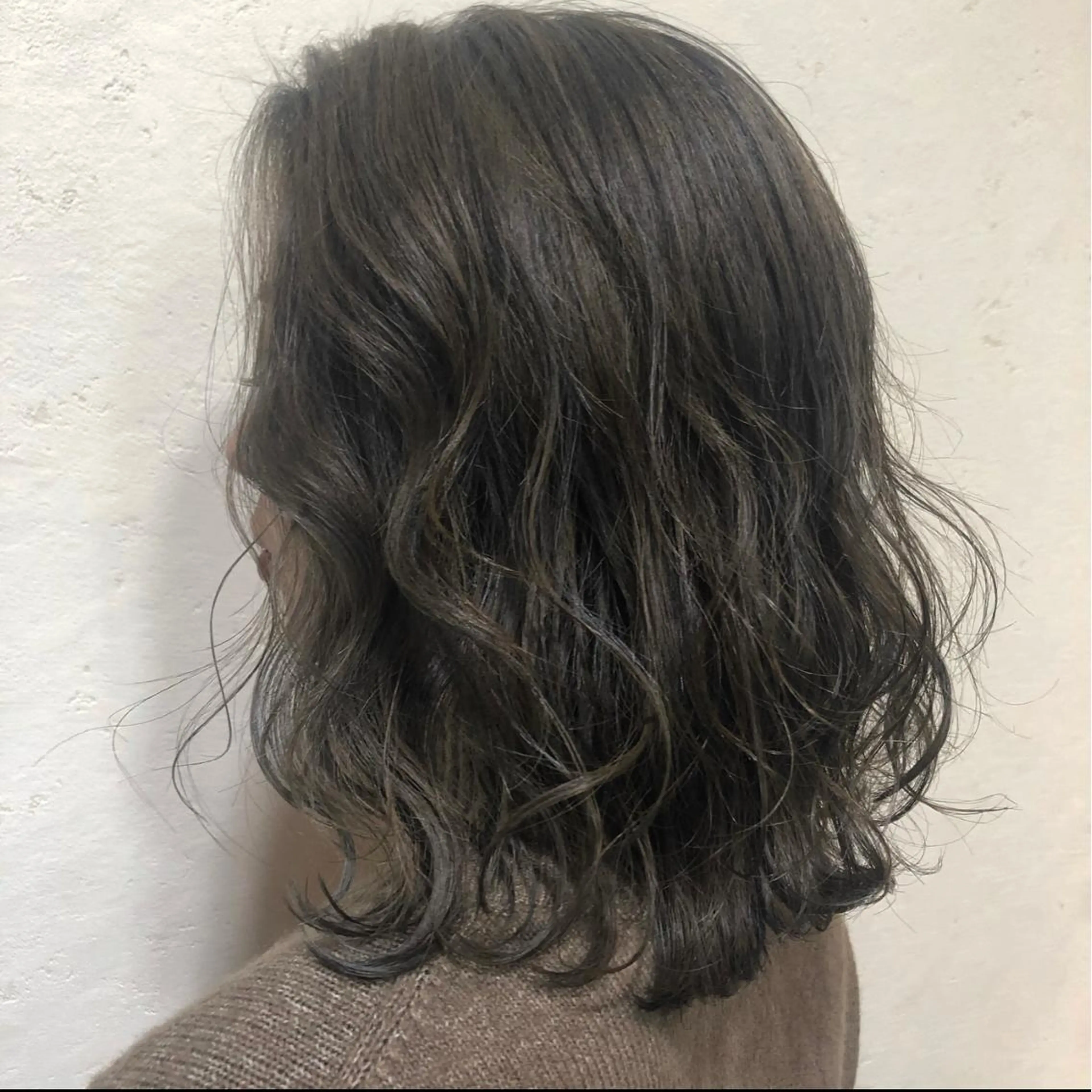 ミディアム カラー mina .のヘアスタイル