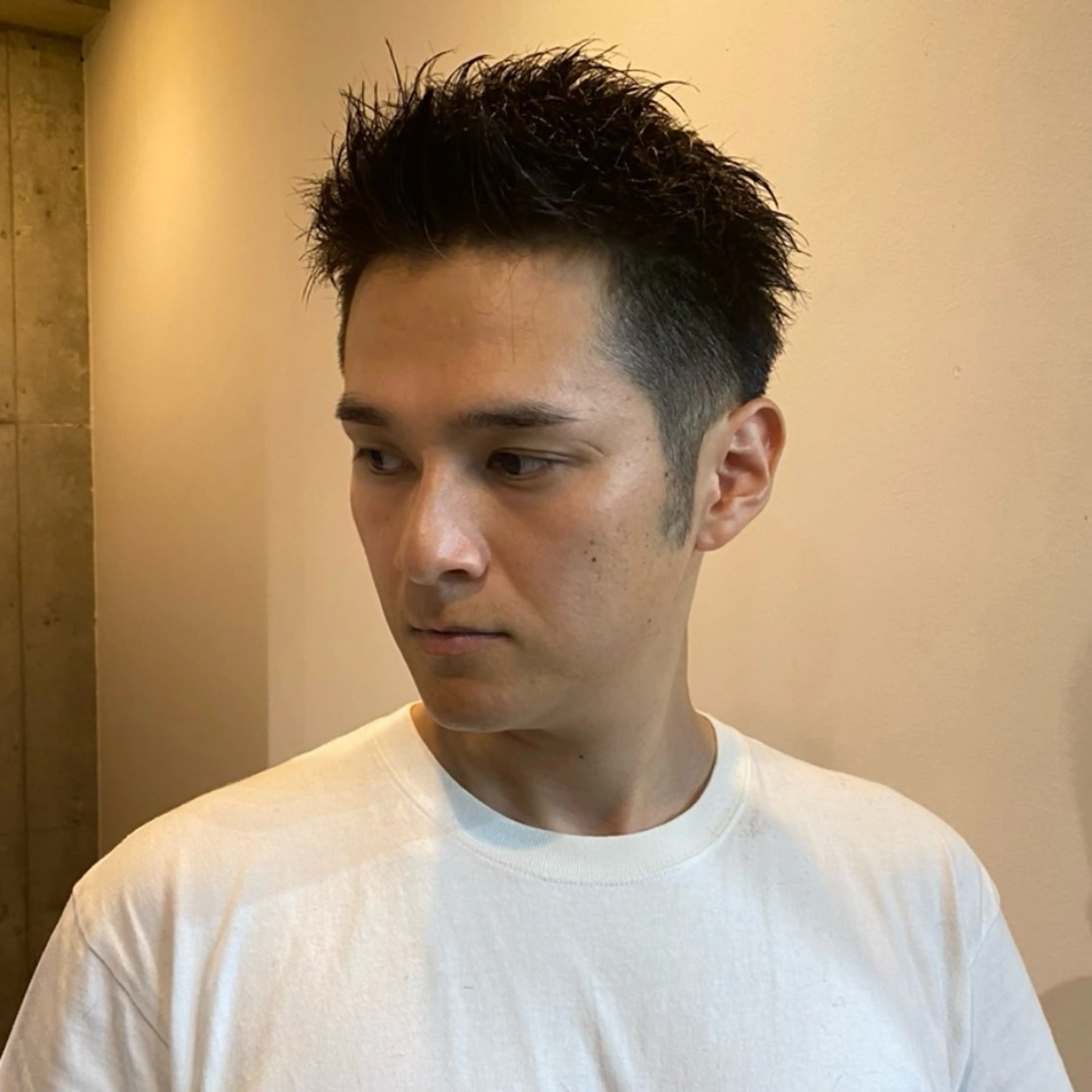 ショート メンズ アップバング ビジネス 刈り上げ ショートヘア センターパート/ニ ュアンスパーマのヘアスタイル