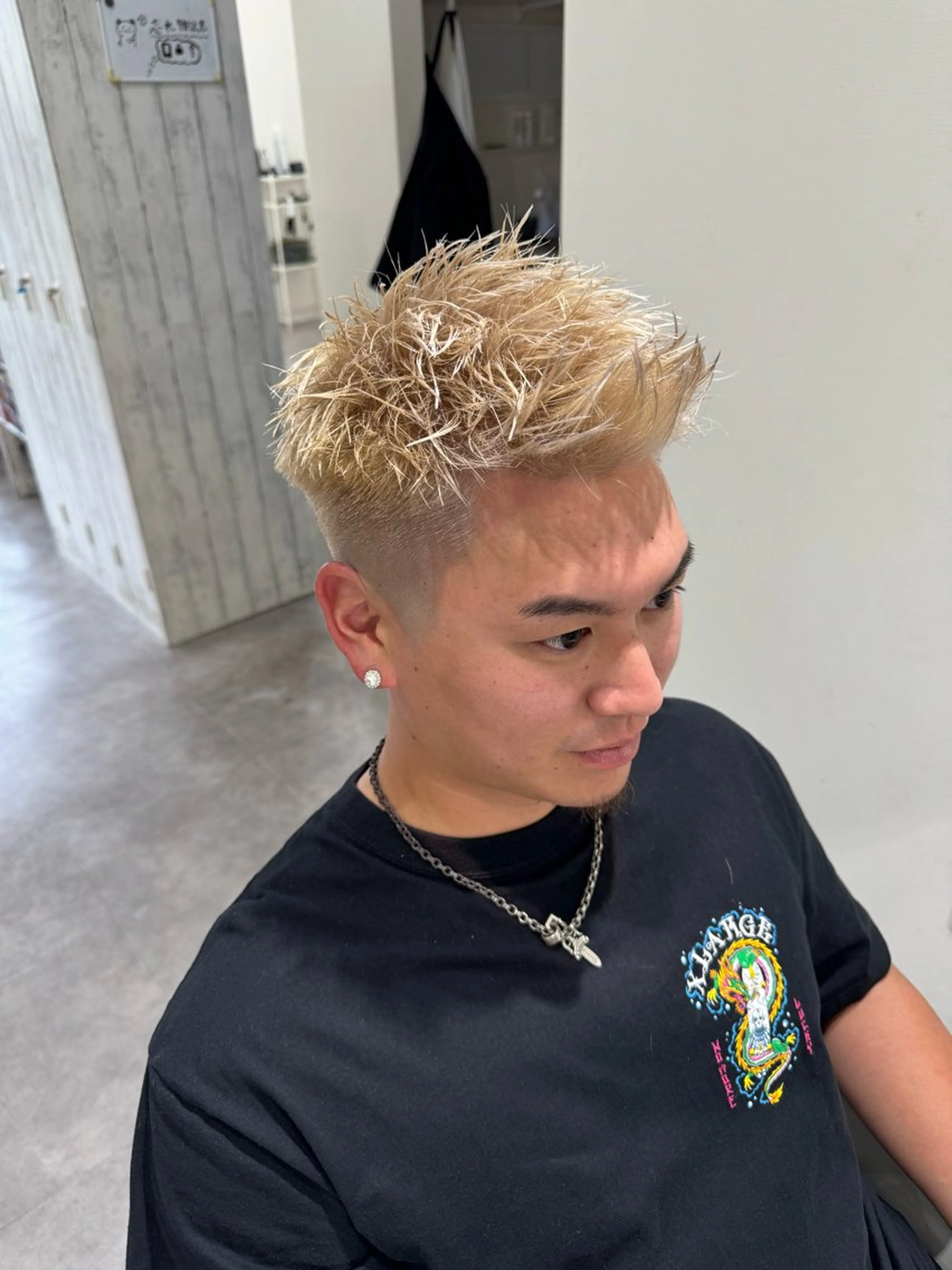 ショート カラー メンズ フェードカット メンズハイトーン スキンフェード ハイトーンカラー カット ヘアカラー メンズ特化美容師 若林陸のヘアスタイル