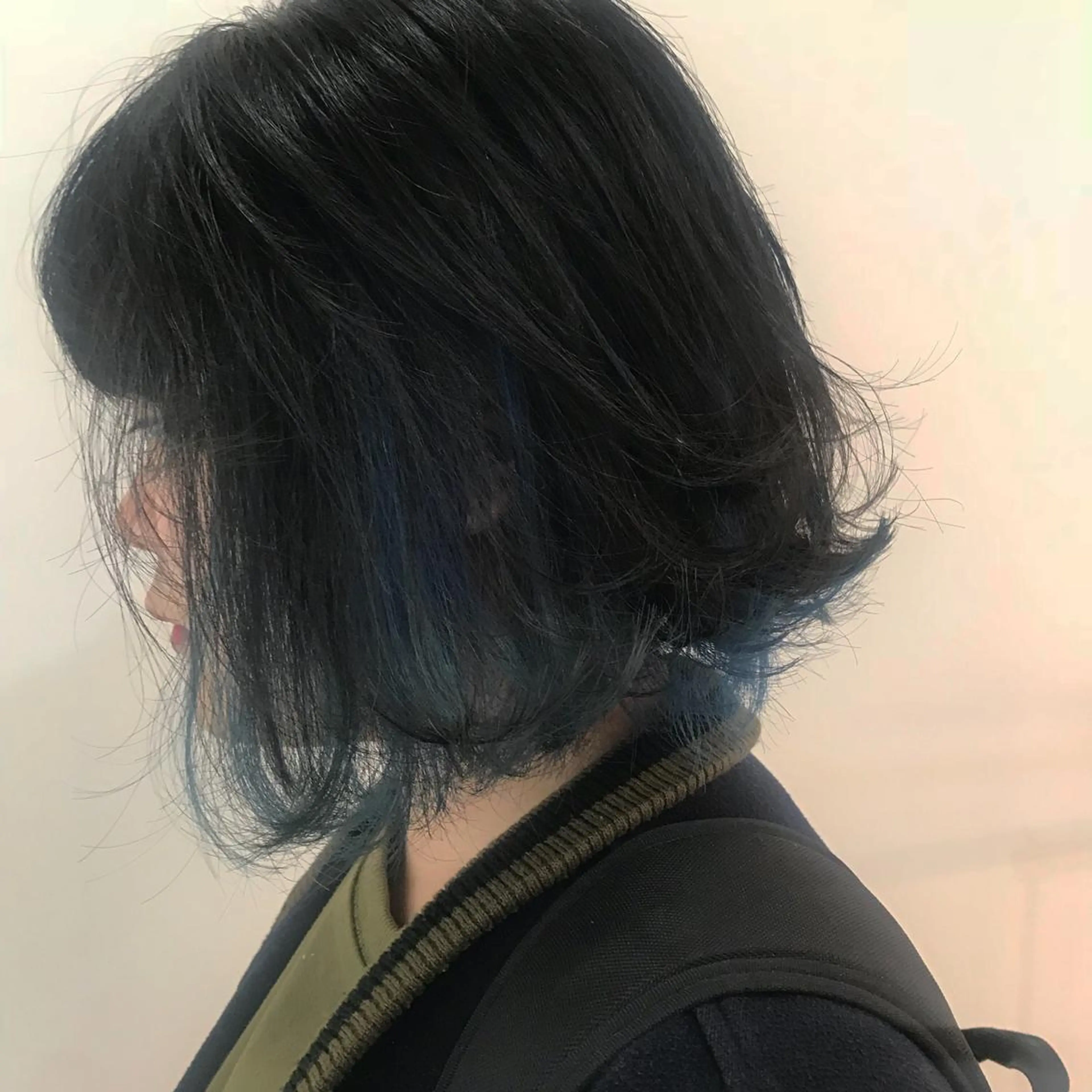 ミディアム カラー ブルーカラー インナーカラー ✨艶ブリーチカラー ✨四ノ宮裕己のヘアスタイル