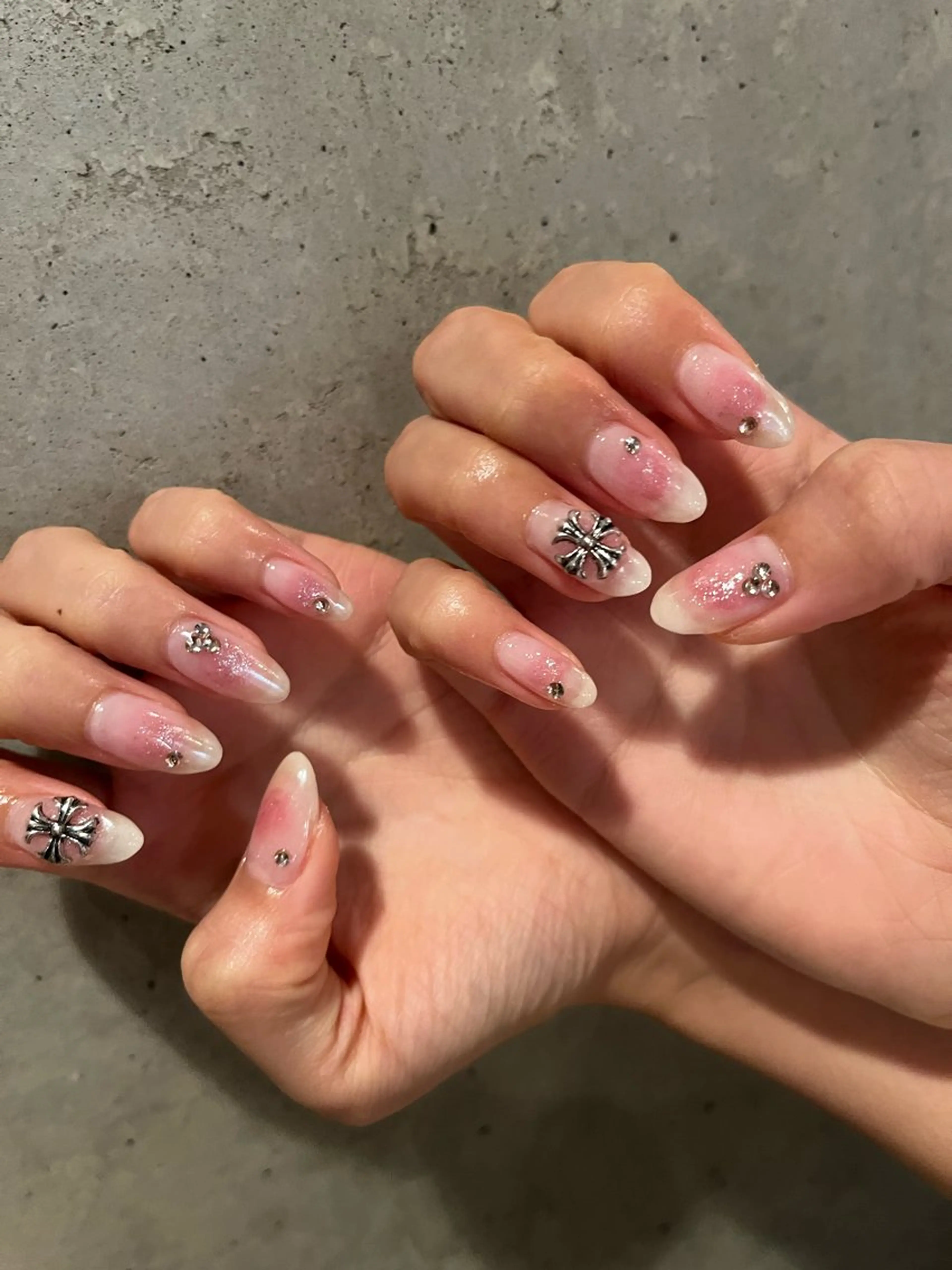 ネイル チークネイル キラキラネイル シルバー ハンドネイル DariL Ayaのネイルデザイン
