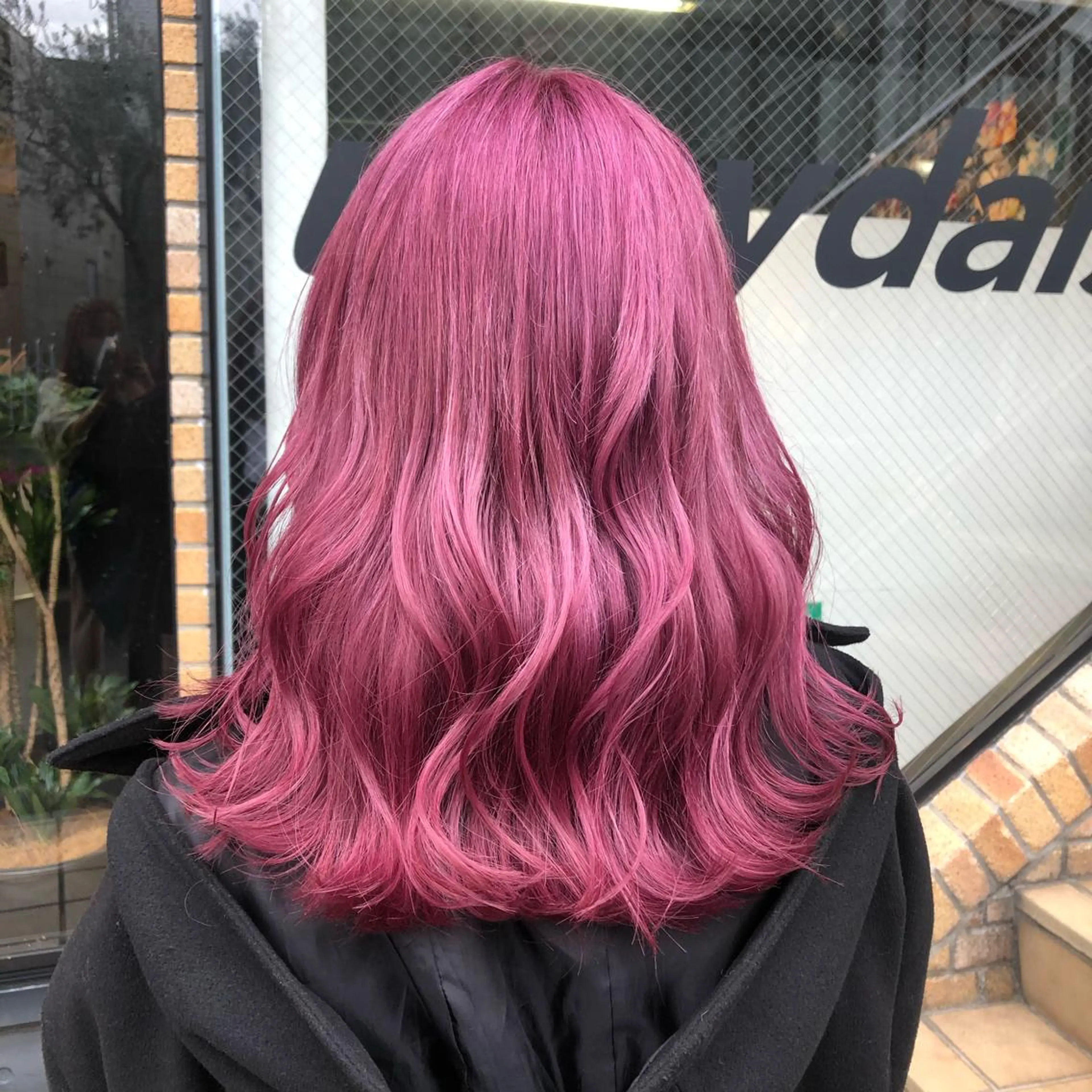 ミディアム カラー パーマ ヘアアレンジ ブリーチ ピンクカラー カット ヘアカラー トリートメント ヘアセット 八巻 晴香のヘアスタイル