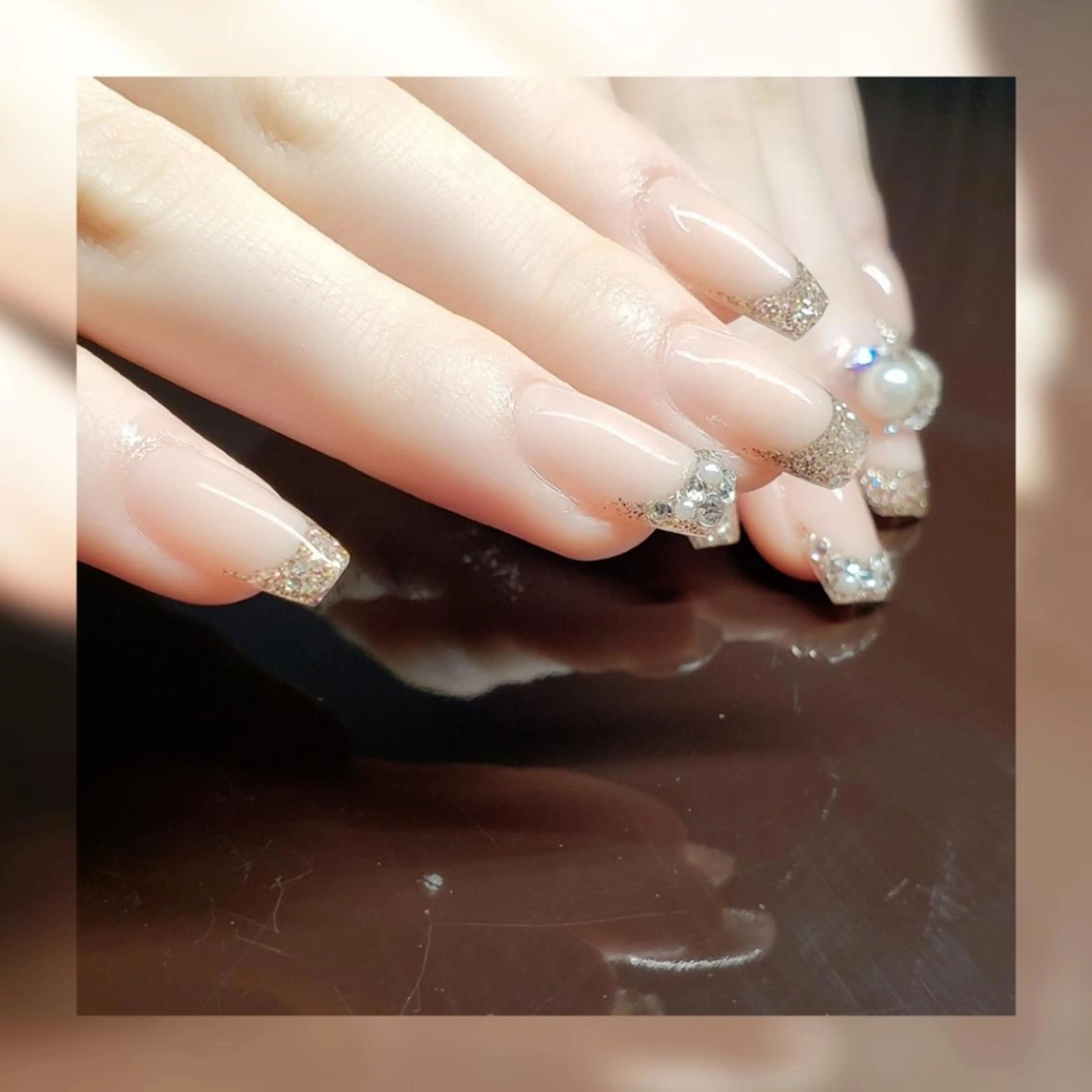 ショート ネイル フレンチネイル ラメ(グリッター) スカルプネイル ハンドネイル クロキ 。のネイルデザイン