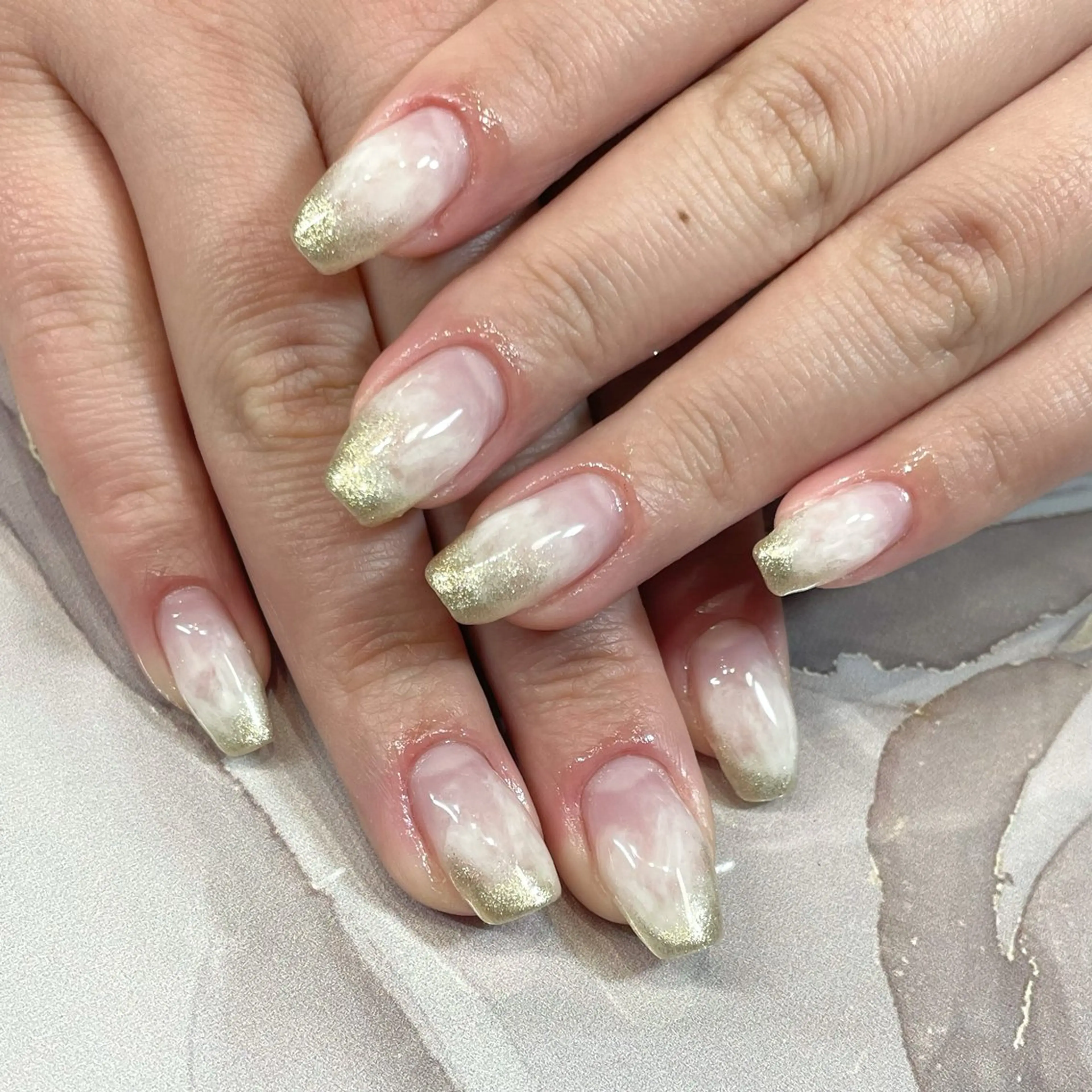 ネイル ゴールド ニュアンスネイル ホワイト ハンドネイル jujur HARUKA🌸のネイルデザイン