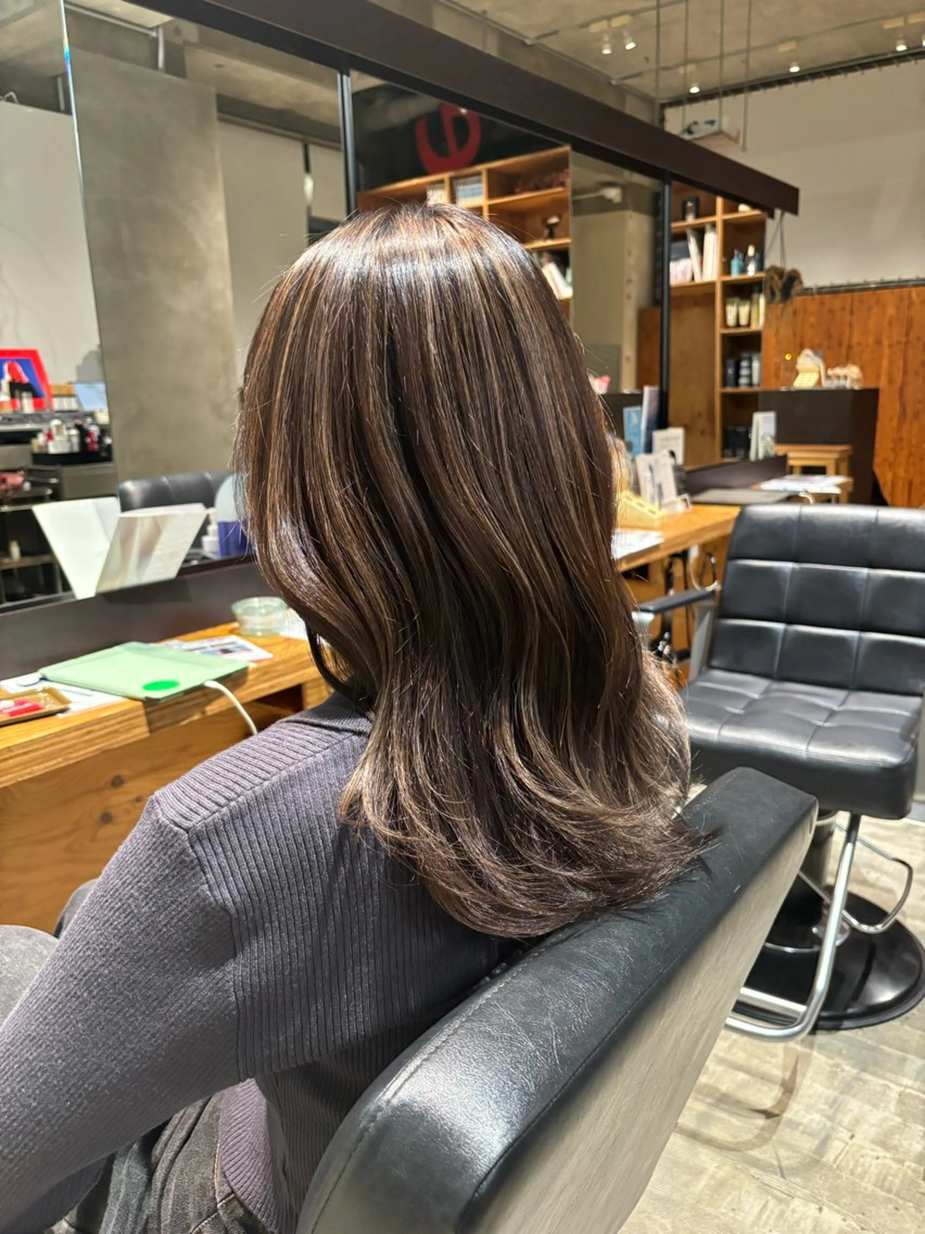 ミディアム カラー 渡邊 彩乃のヘアスタイル