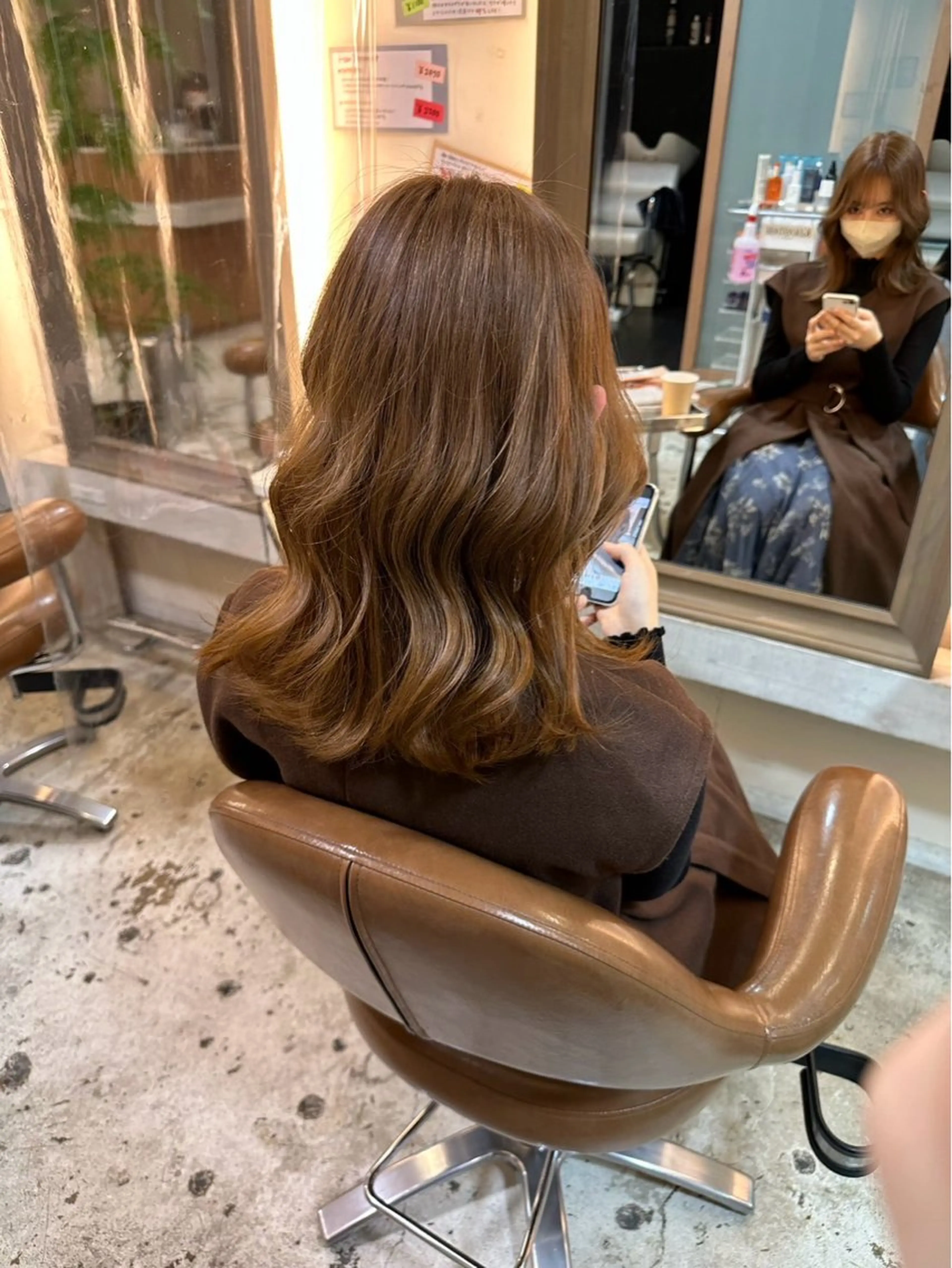 セミロング タツキ／レイヤー／ パーマ／艶カラーのヘアスタイル