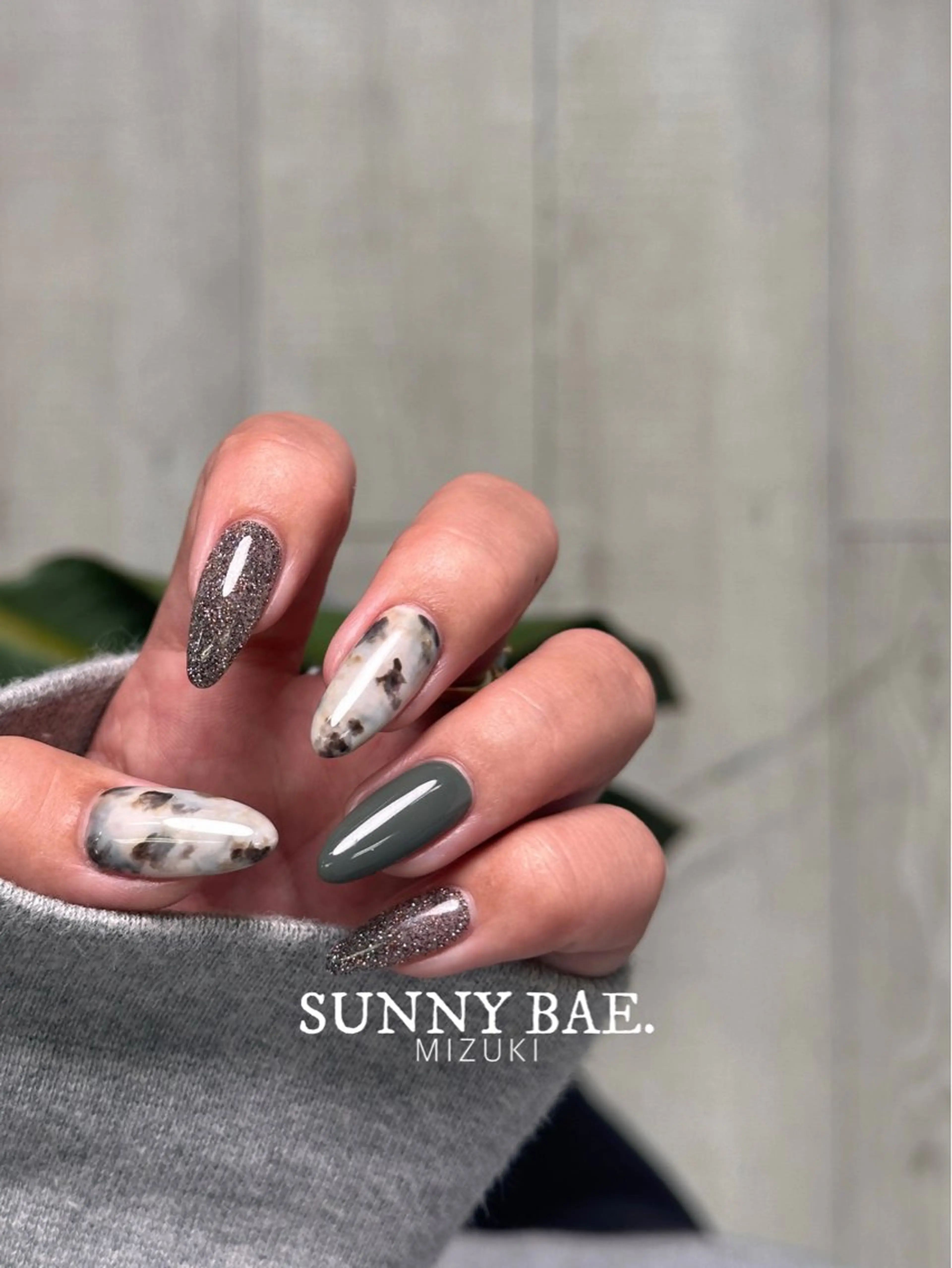 ネイル べっ甲ネイル ブラウン フラッシュネイル グリーン マグネットネイル ハンドネイル SUNNY BAE. 🌼MIZUKIのネイルデザイン