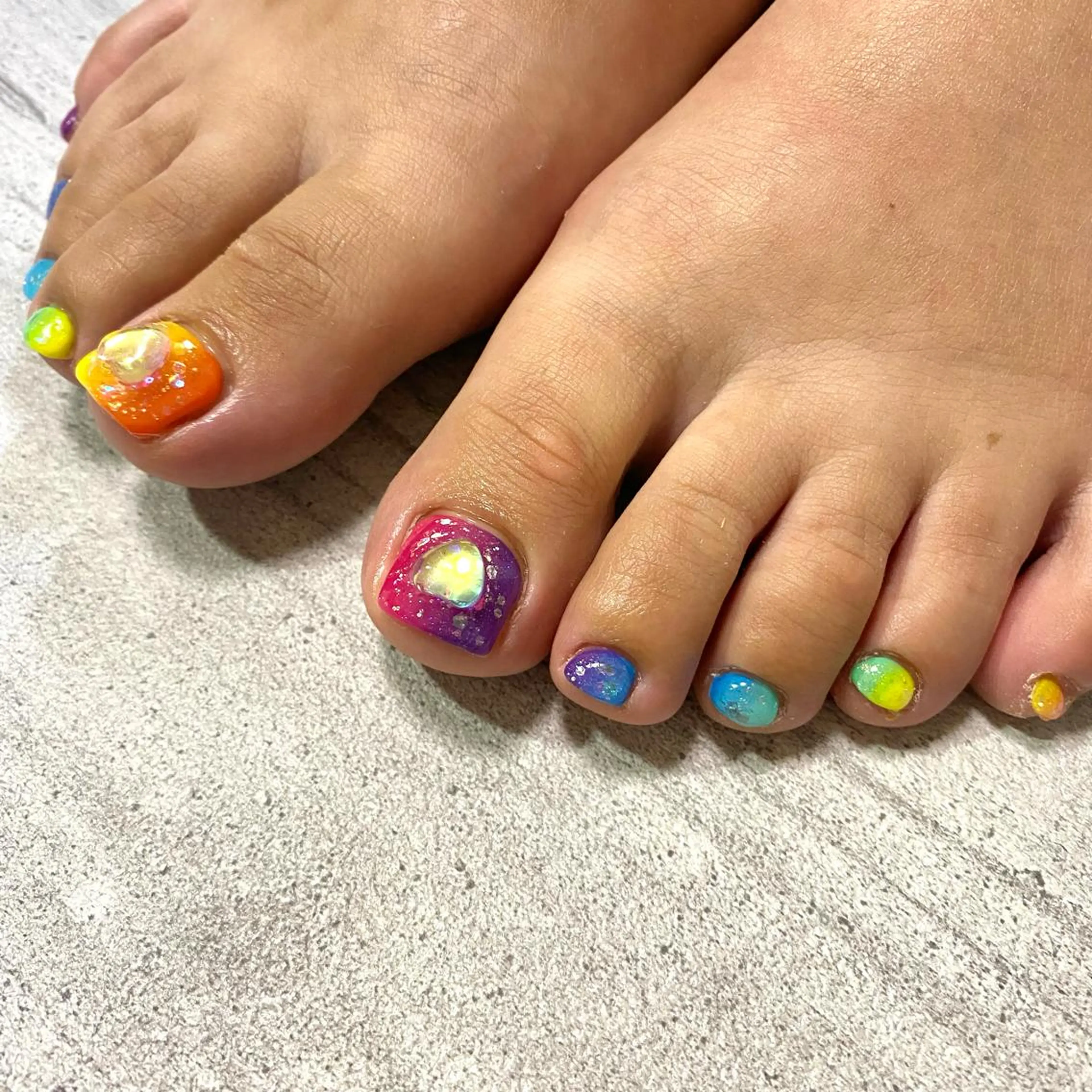 ショート カラー パーマ ヘアアレンジ メンズ キッズ ネイル マツエク・マツパ アイブロウ グラデーションカラー フットネイル グラデーション ラメ(グリッター) フットネイル 今福鶴見ネイル 8(ｴｲﾄ)のネイルデザイン