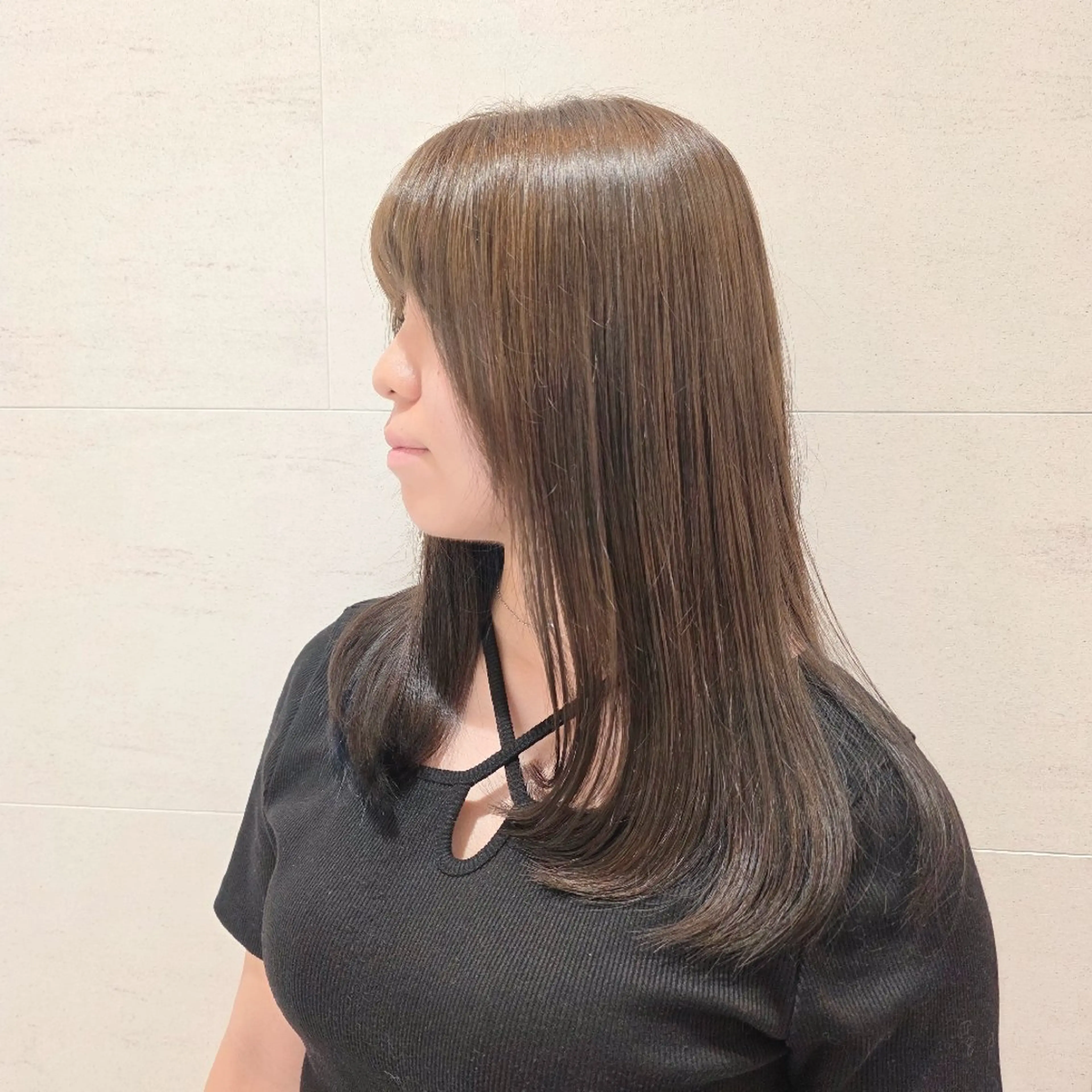 セミロング アッシュ ヘアカラー レナークソワン ちだしえりのヘアスタイル