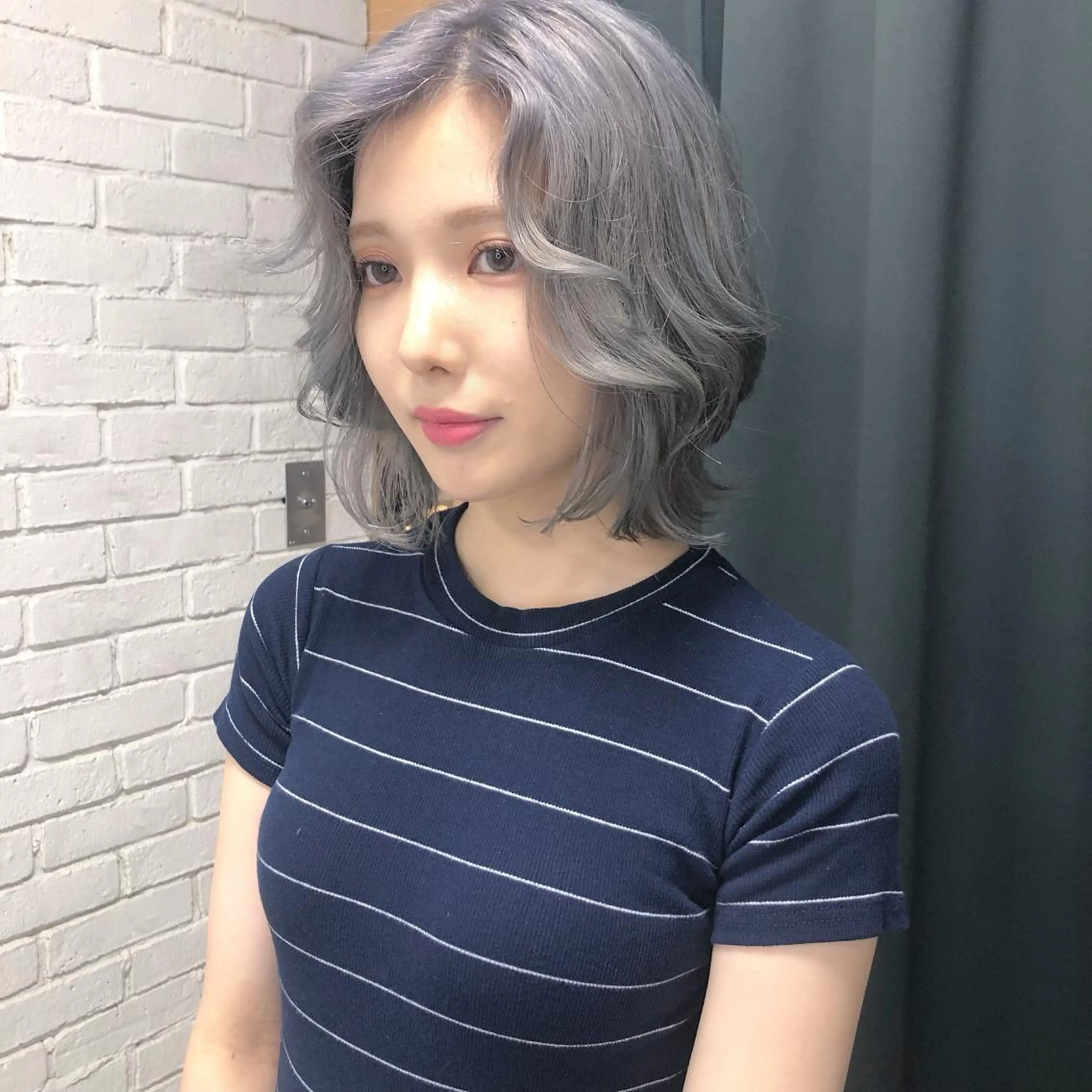 ミディアム カラー シルバー ウルフカット ORIKA 美容室のヘアスタイル