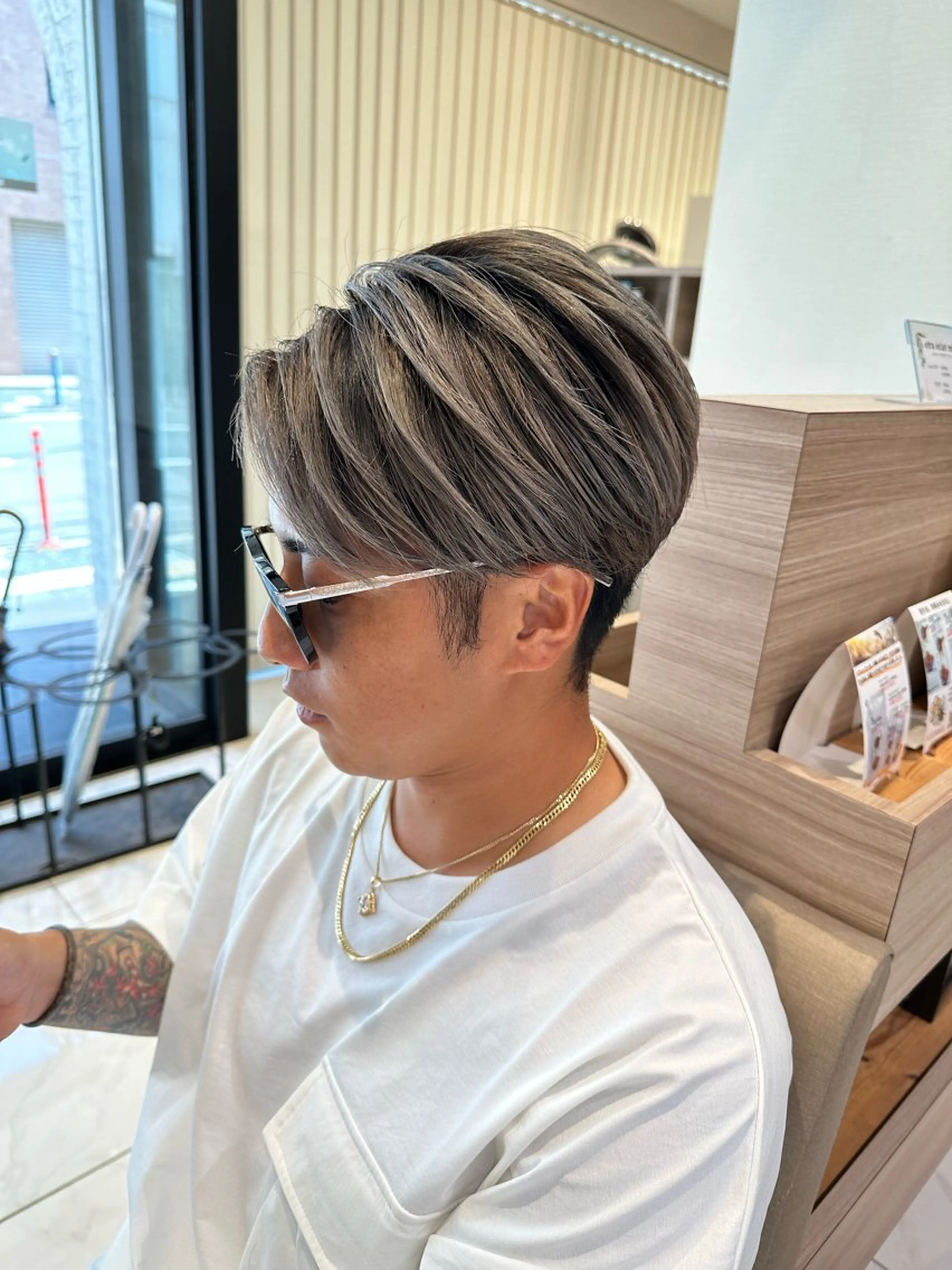 カラー メンズ メンズバレイヤージュ メンズハイトーン バレイヤージュ ハイトーンカラー シルバー カット ヘアカラー IwAsh中山所属・✂︎中山ブリーチ・ パーマ✂︎露木智也のヘアスタイル