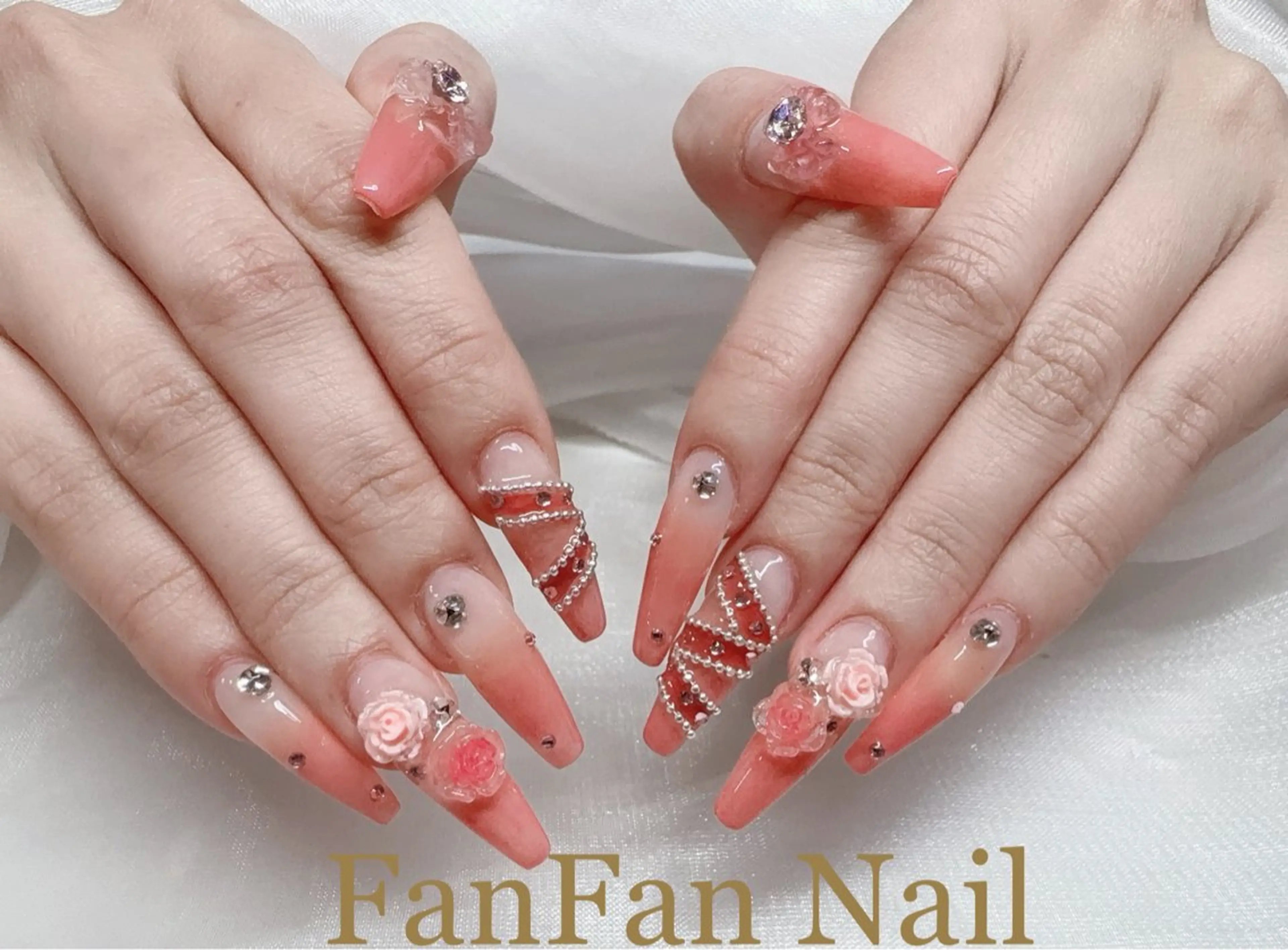 ネイル アートネイル オーロラネイル ガーリー キラキラネイル 韓国ネイル ハンドネイル KaKa FanFanNailのネイルデザイン