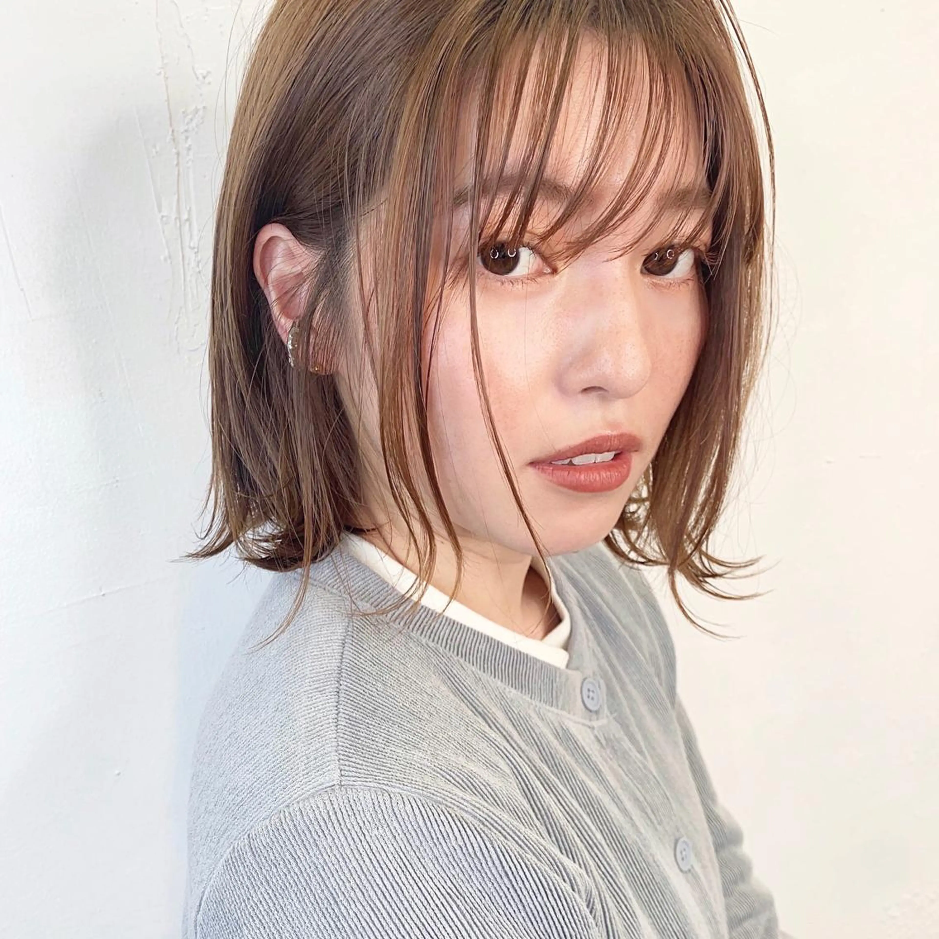 ミディアム カラー 透明感カラー ボブ シースルーバング 外ハネヘア ヘアカラー Sana / 韓国ヘア / カラーのヘアスタイル