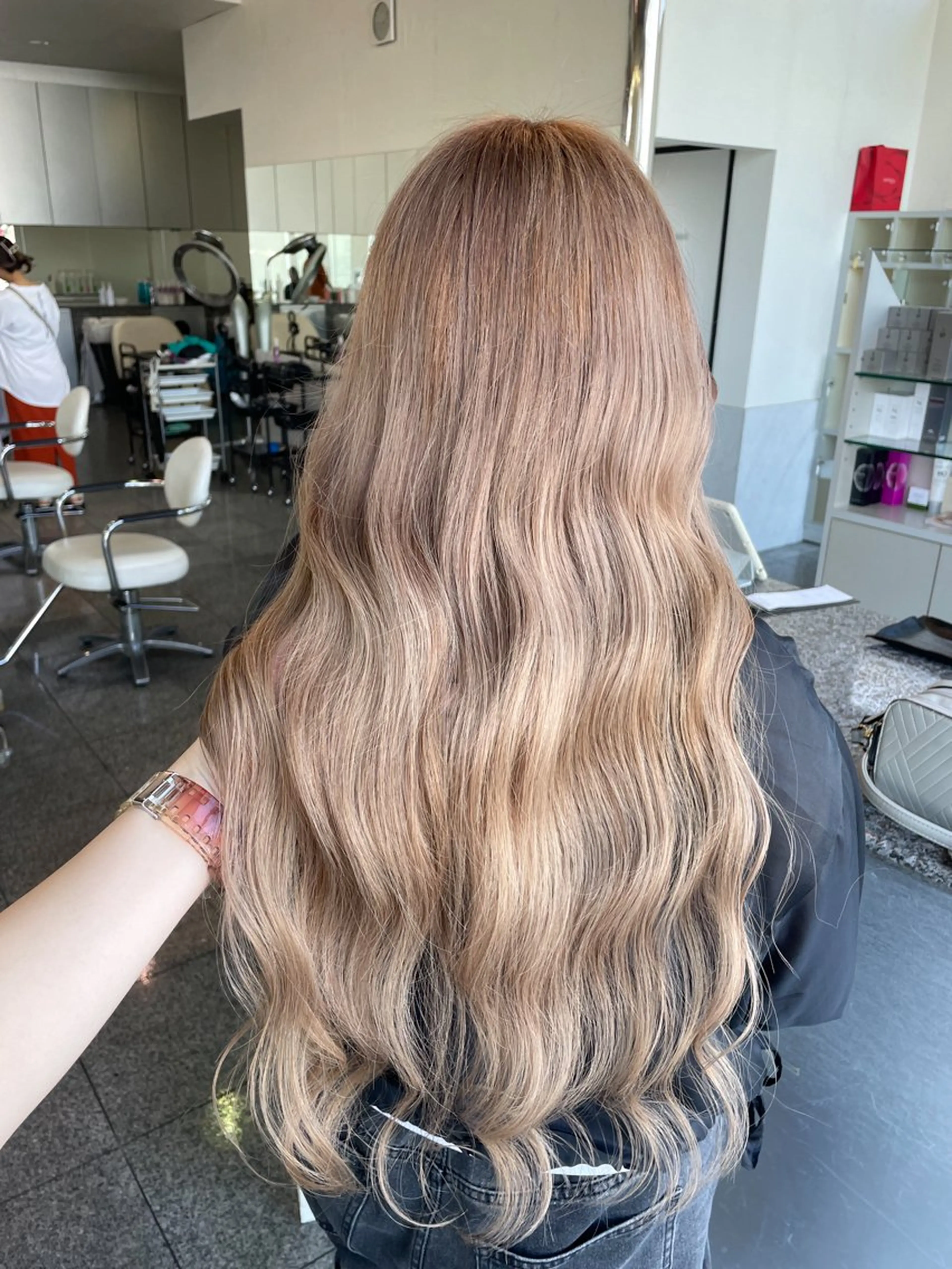 【レディース限定】カット+全体ブリーチ、カラー+ケアトリートメントの写真