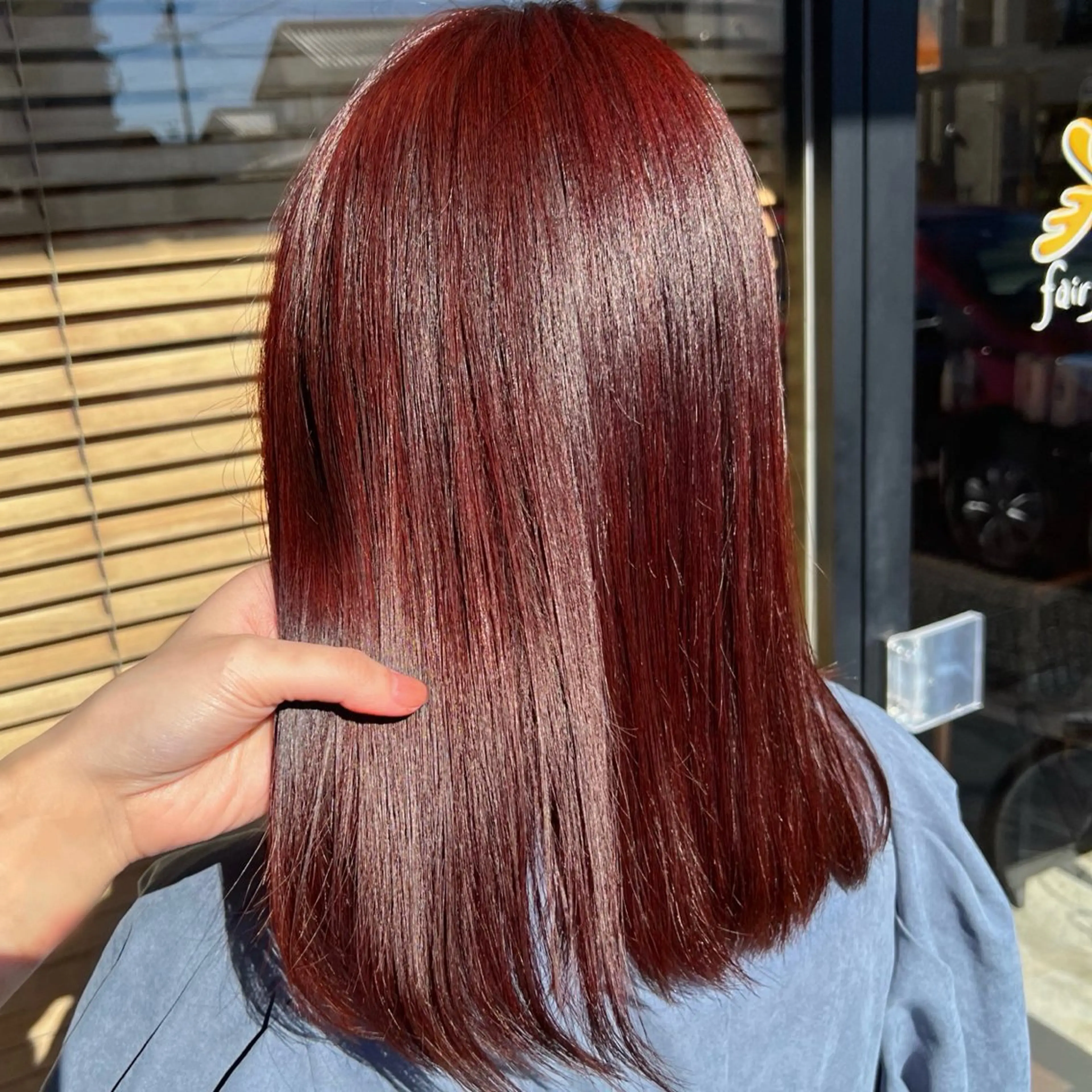 セミロング カラー レッドカラー ヘアカラー 筒井 璃音のヘアスタイル