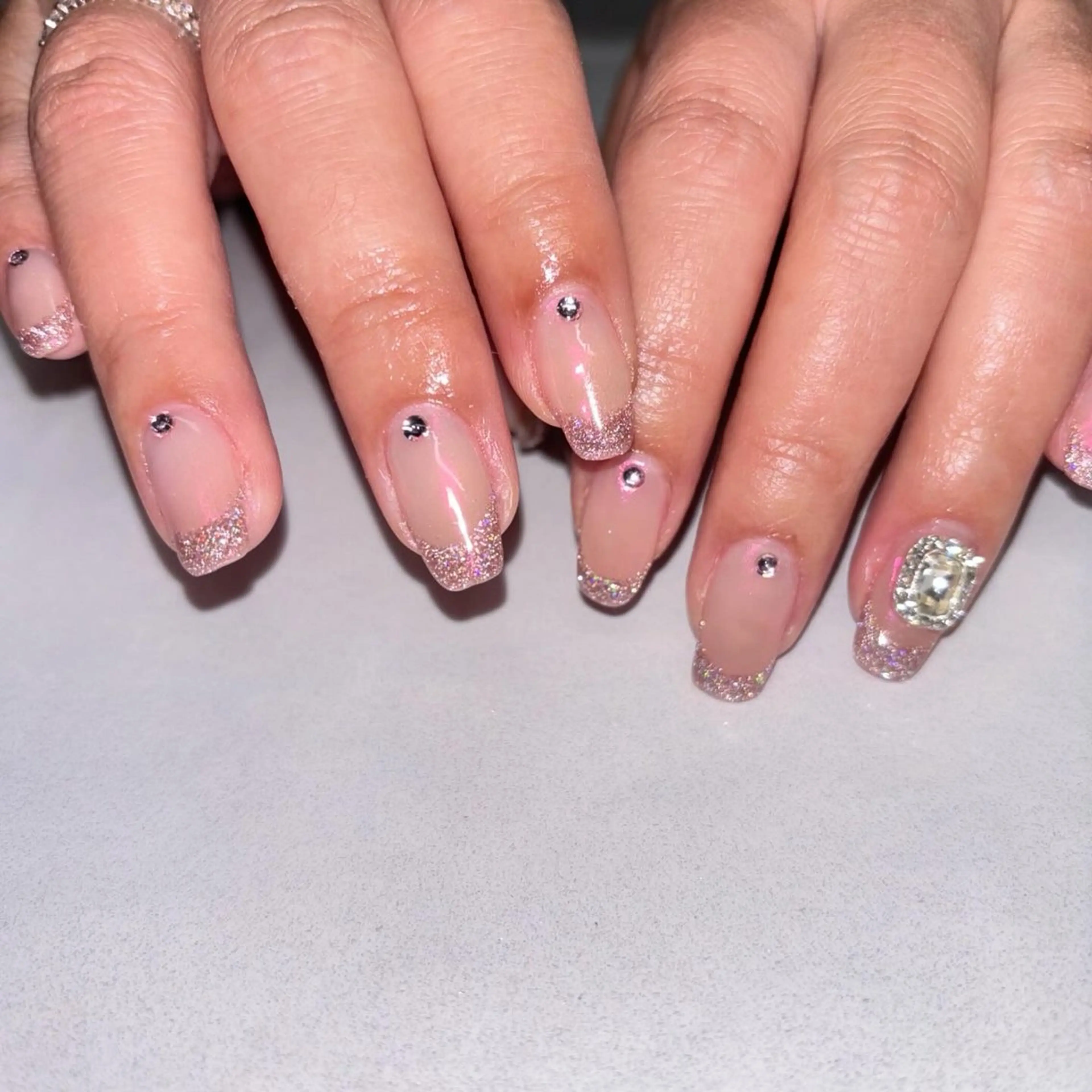 ネイル アートネイル オーロラネイル フラッシュネイル フレンチネイル キラキラネイル ハンドネイル RE💟N.NAIL ラテン系お姉さんのネイルデザイン