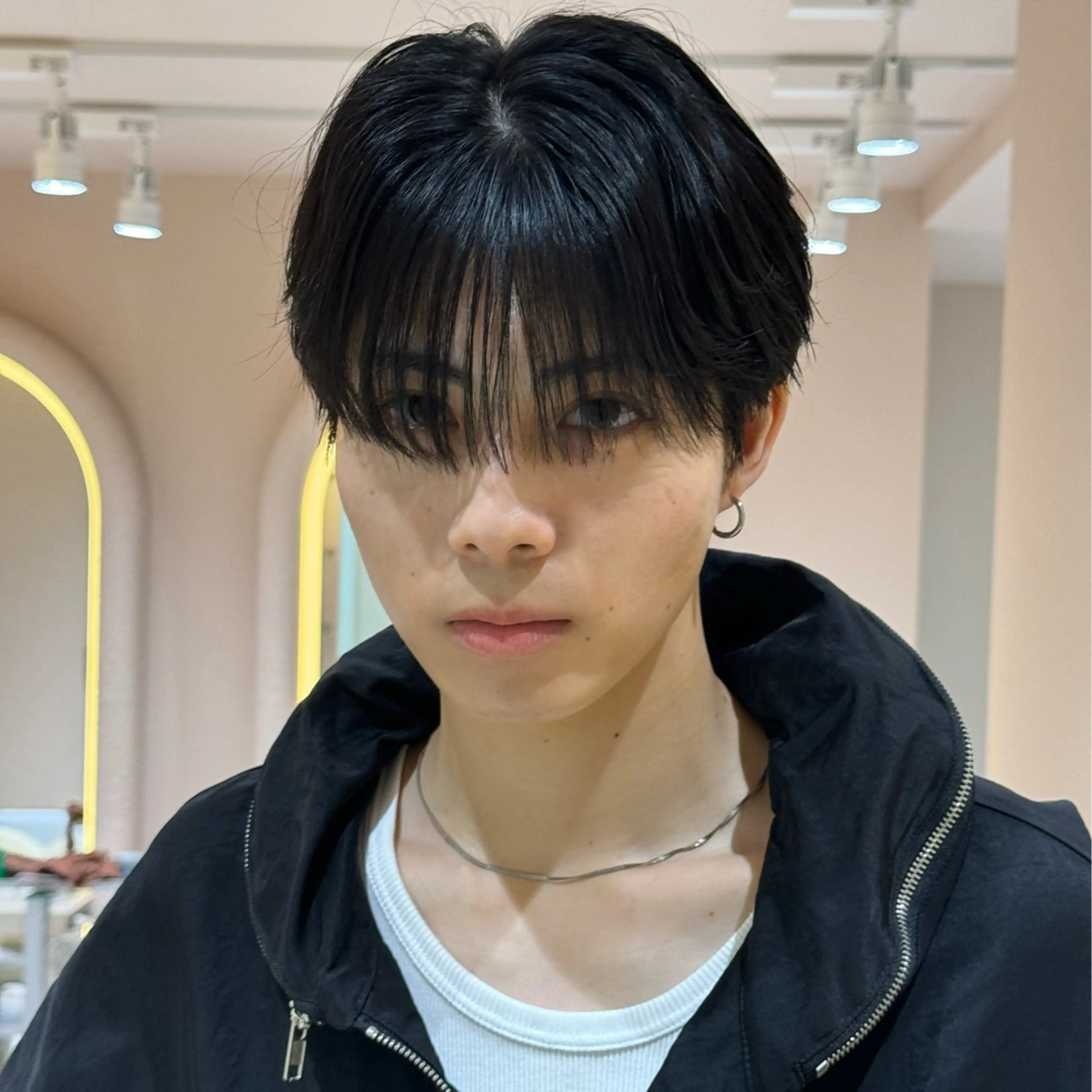 ショート メンズ excia渋谷所属・曲がる縮毛矯正 センターパート/翼のヘアスタイル