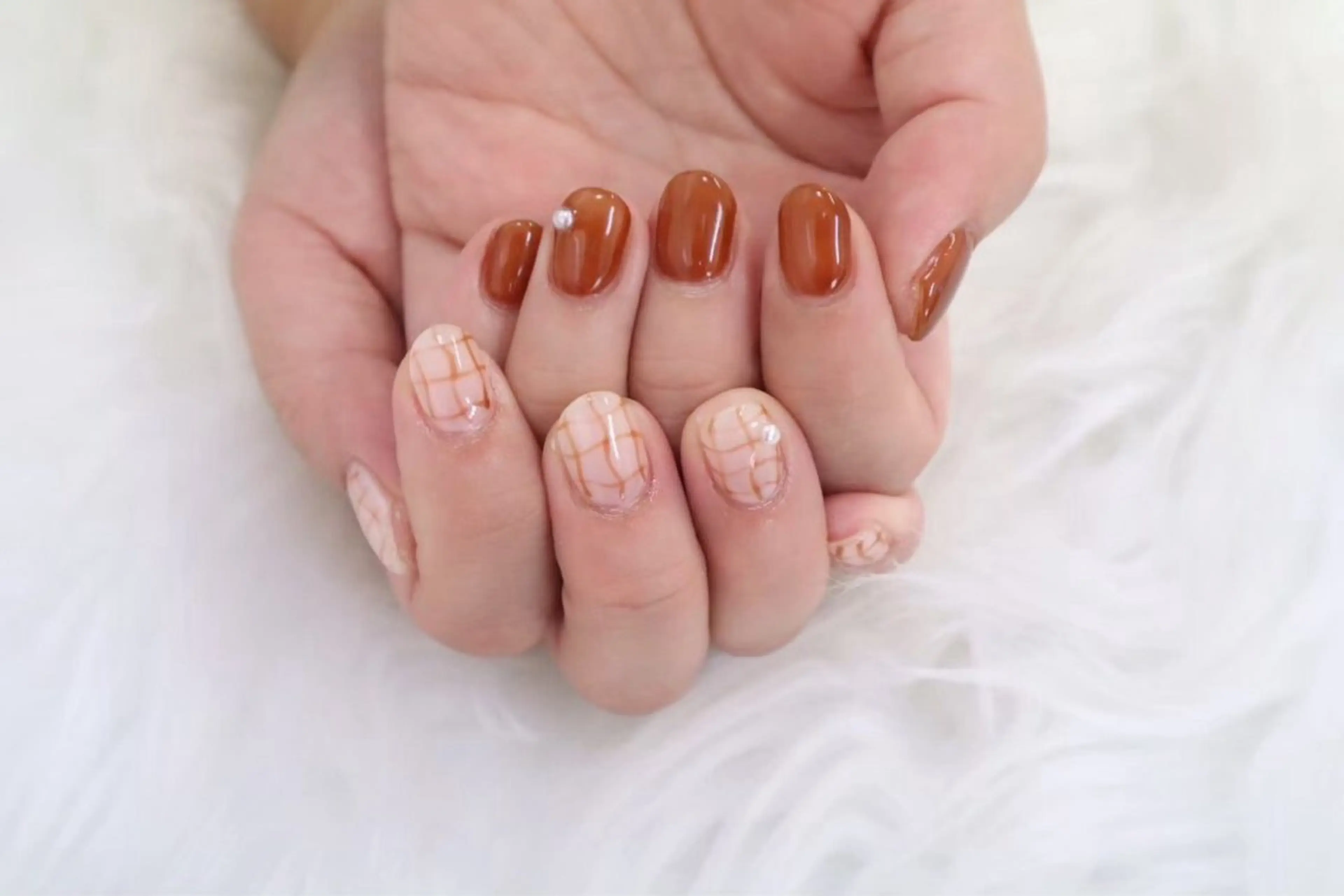 ネイル ブラウン ショートネイル ホワイト カラーズビューティサロン所属・ツノスエアヤカ ／つののネイルデザイン