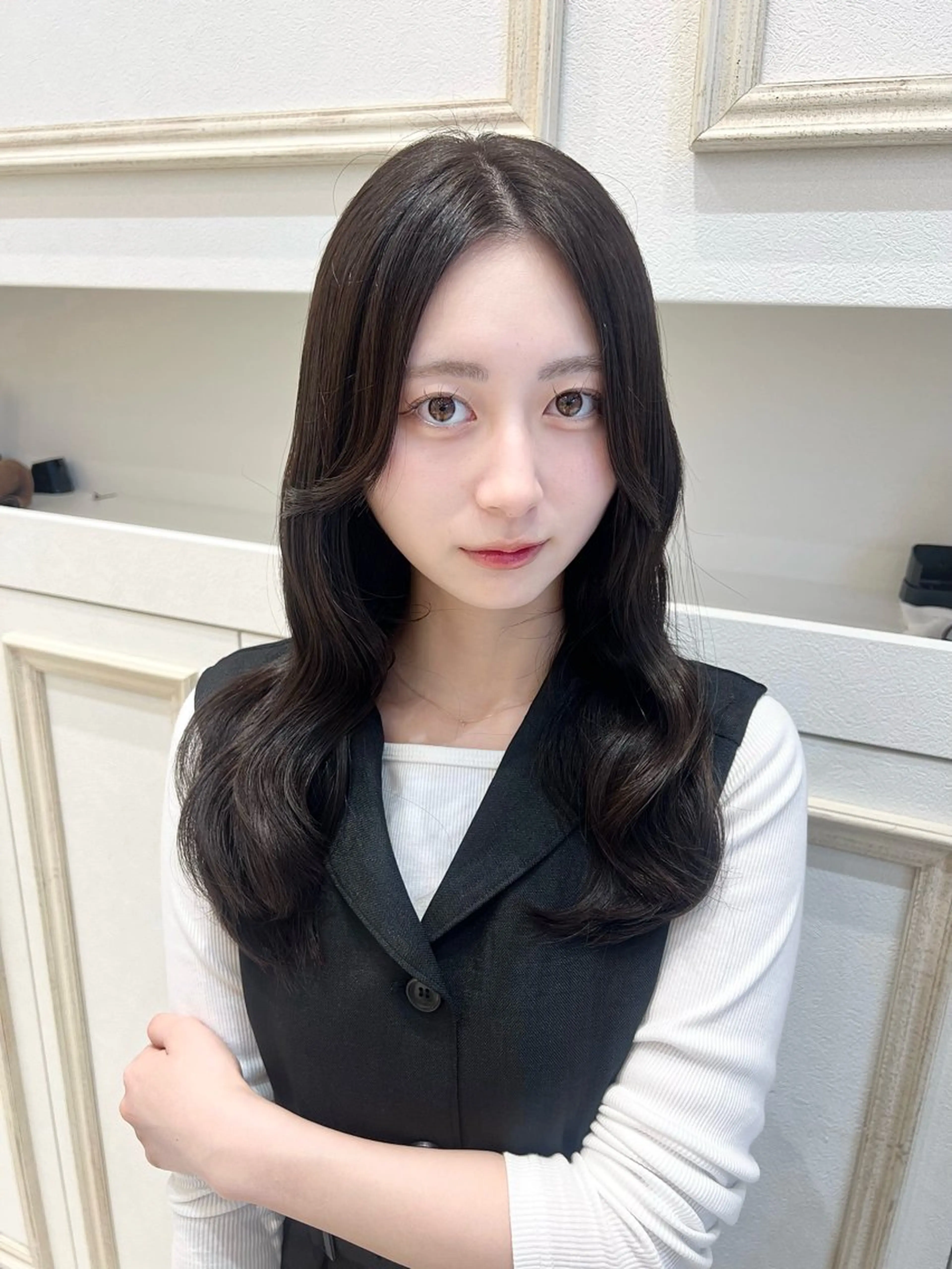 ミディアム カラー グレージュ オリーブグレージュ オリーブグレー レイヤーカット 小松 聖佳のヘアスタイル