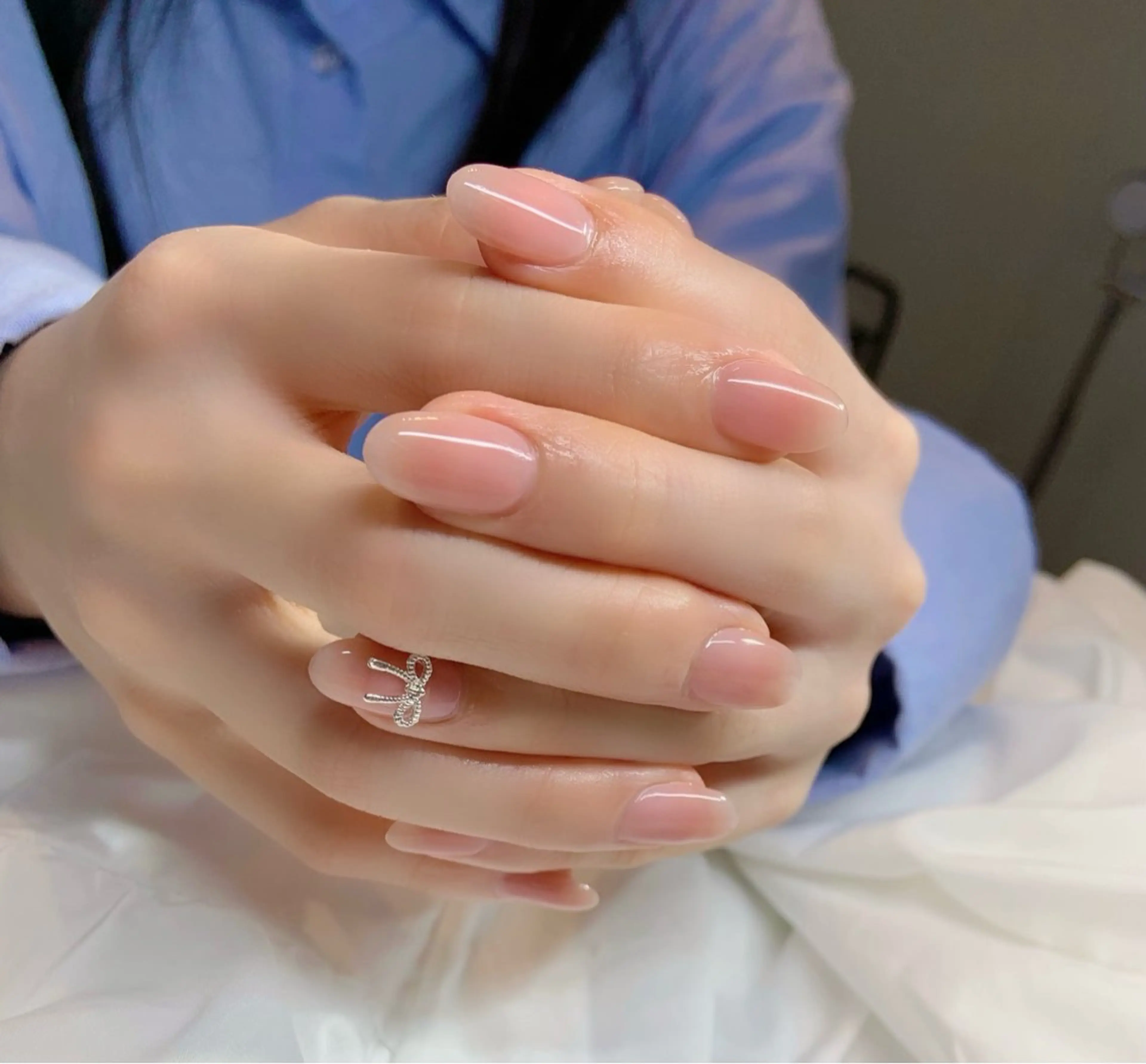 ネイル ジェルネイル ワンカラーネイル パラジェル リボン シンプルネイル \近畿大学/近く🦢 Swanのネイルデザイン